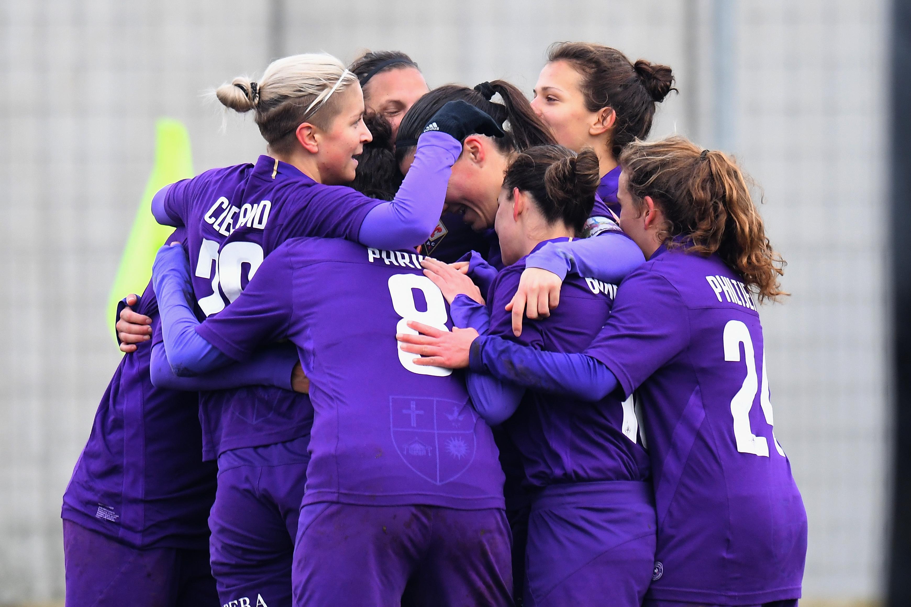 FLORENCE, ITALY - DECEMBER 02:  Lana Clelland of Fiorentina Woman  celebrates after scoring the opening goal with team mates during the Women Serie a Match between Florentia and Fiorentina  Women on December 2, 2018 in Florence, Italy.  (Photo by Alessandro Sabattini/Getty Images)