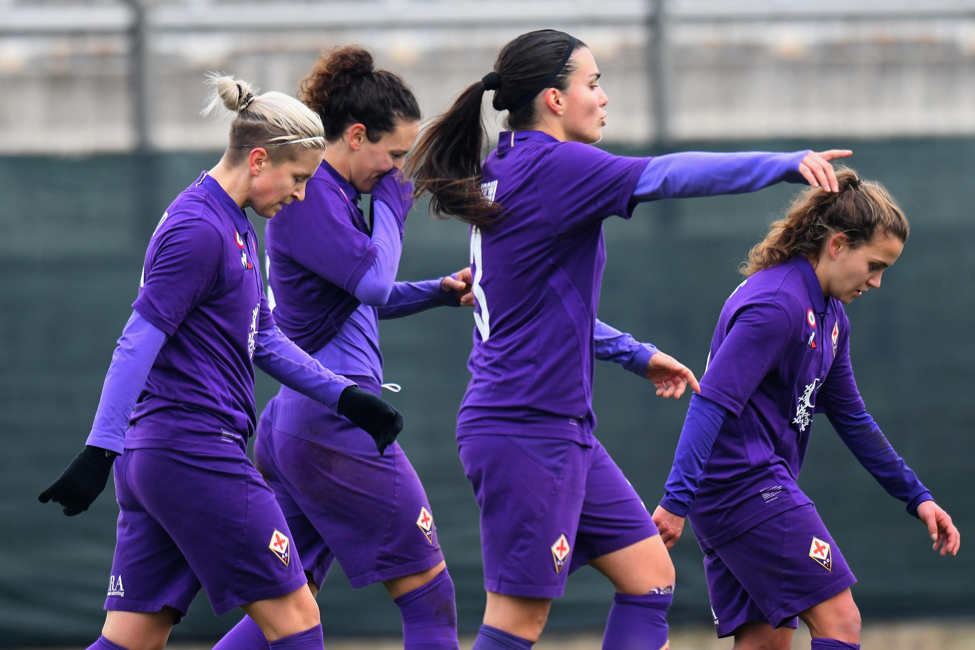 FLORENCE, ITALY - DECEMBER 02:  Lana Clelland of Fiorentina Woman  celebrates after scoring the opening goal with team mates during the Women Serie a Match between Florentia and Fiorentina  Women on December 2, 2018 in Florence, Italy.  (Photo by Alessandro Sabattini/Getty Images)
