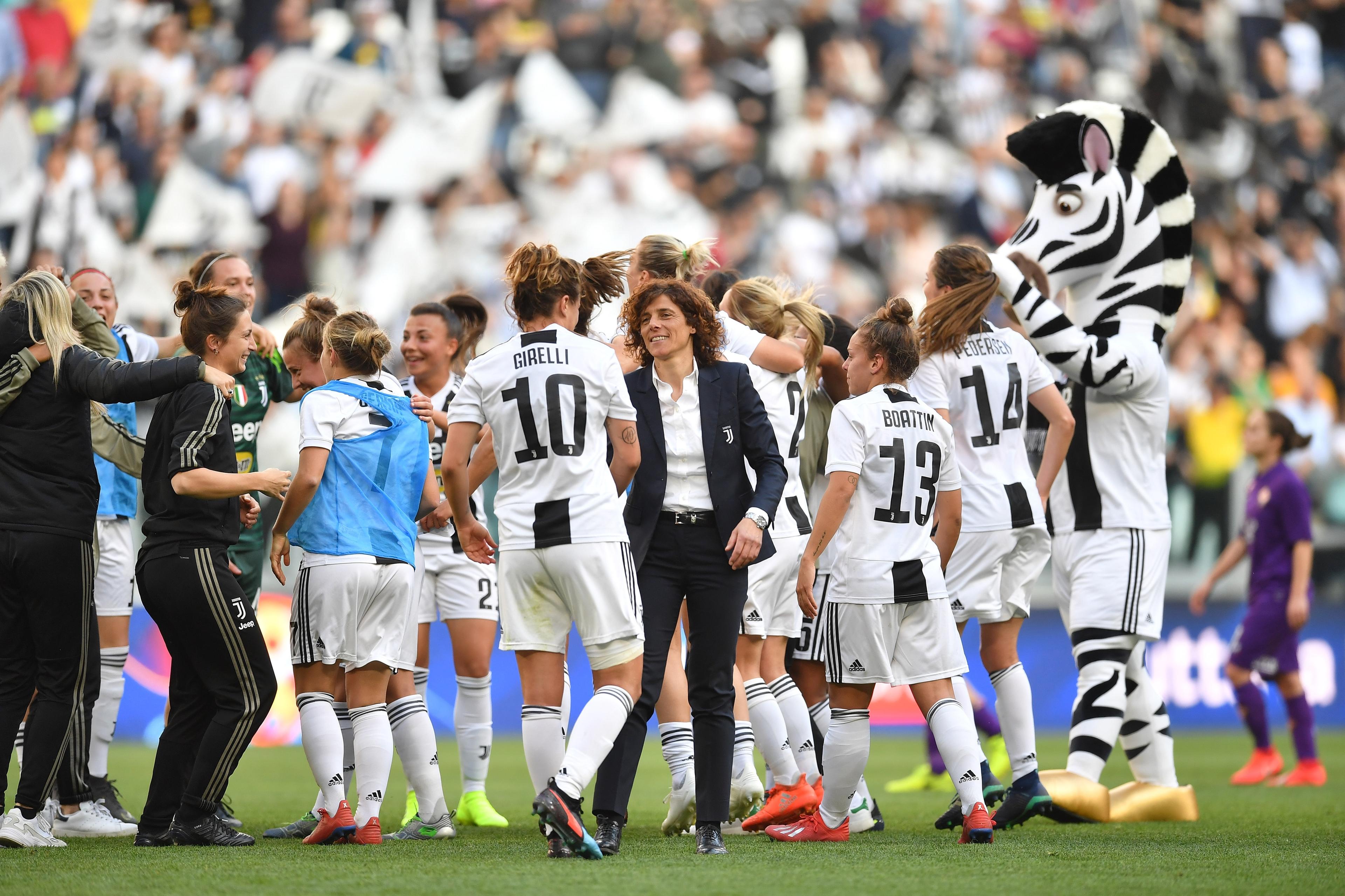 TURIN, ITALY - MARCH 24: Juventus FC Women head coach Rita Guarino celebrates victory with her players at the end of the Women Serie A match between Juventus Women and Fiorentina Women at Allianz Stadium on March 24, 2019 in Turin, Italy. (Photo by Valerio Pennicino/Getty Images)
