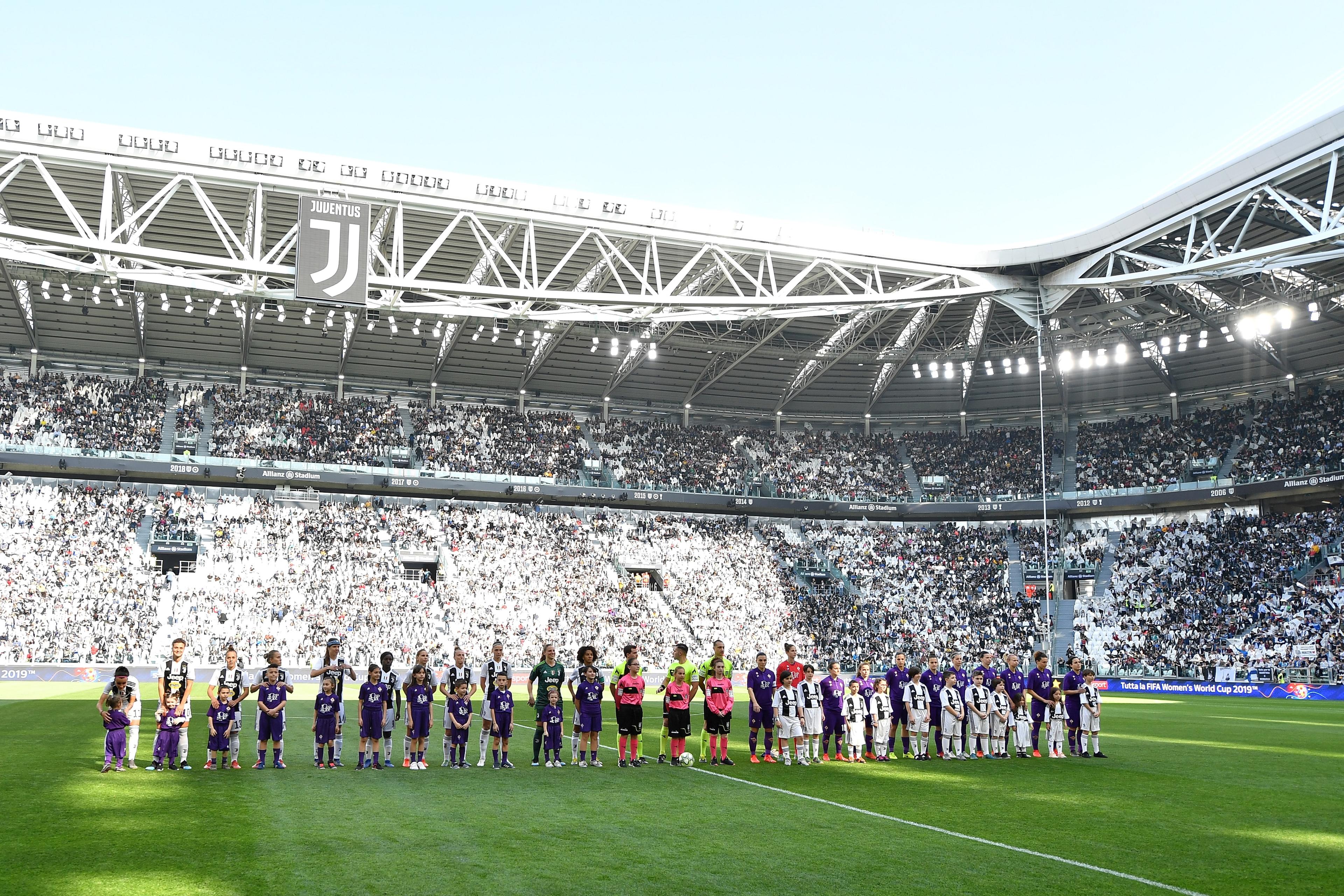 TURIN, ITALY - MARCH 24:  Team of Juventus FC Womens and team of Fiorentina Women\\'s FC line up during the Women Serie A match between Juventus Women and Fiorentina Women at Allianz Stadium on March 24, 2019 in Turin, Italy.  (Photo by Valerio Pennicino/Getty Images)