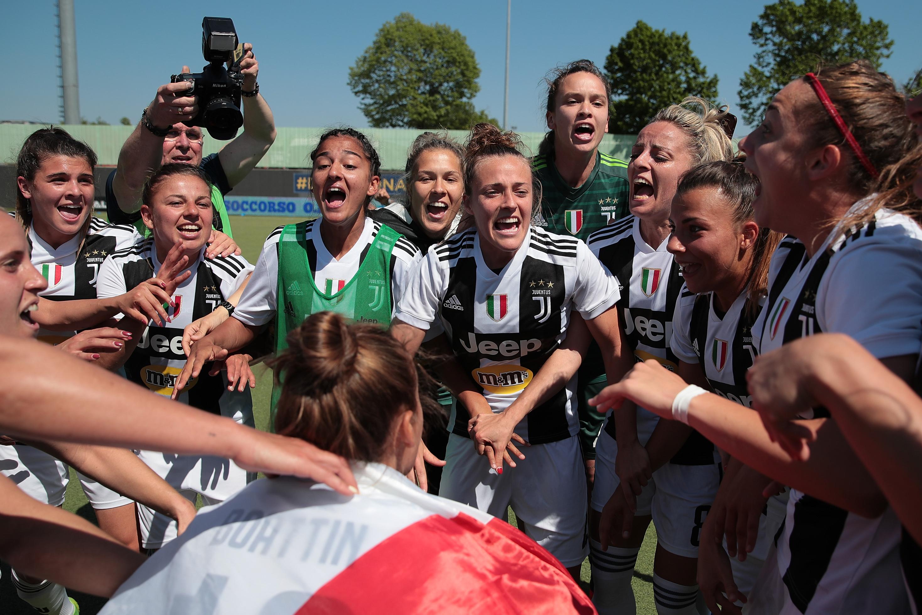 VERONA, ITALY - APRIL 20:  Juventus Women players celebrate after winning the Serie A Championship at the end of the Women Serie A match between Hellas Verona Women and Juventus Women on April 20, 2019 in Verona, Italy.  (Photo by Emilio Andreoli/Getty Images)