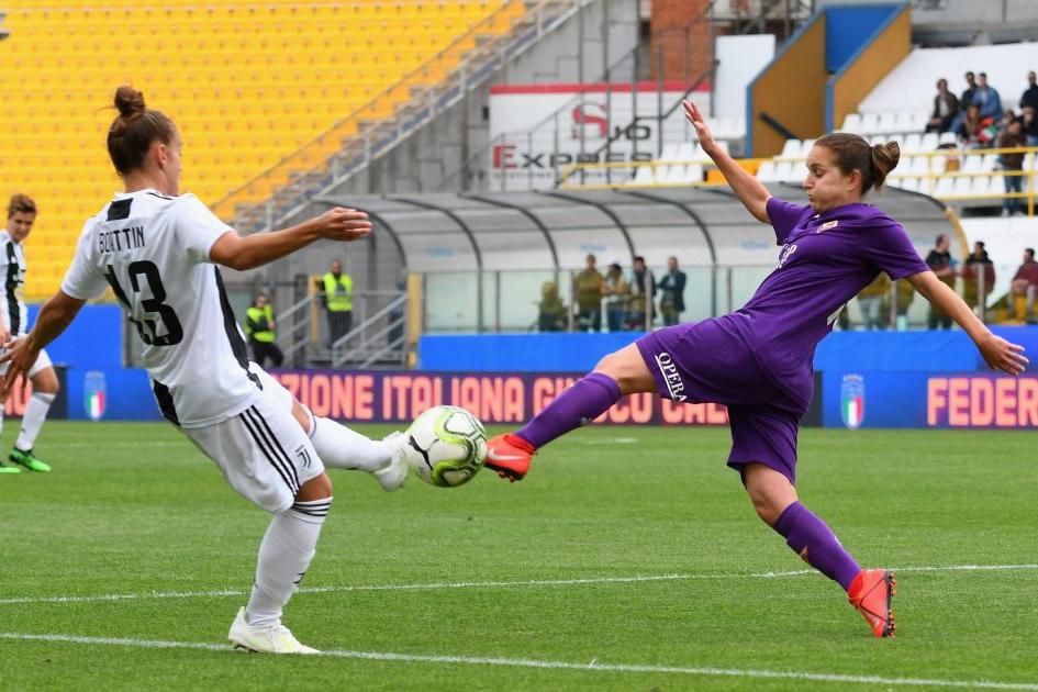 PARMA, ITALY - APRIL 28: Lisa Boattin of Juventus Woman  competes for the ball with Tatiana Bonetti of Fiorentina Woman during the Women Coppa Italia Final match between Juventus Women and ACF Fiorentina  Stadio Ennio Tardini on April 28, 2019 in Parma, Italy.  (Photo by Alessandro Sabattini/Getty Images)