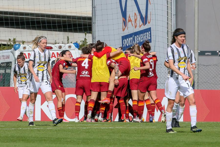 Impresa della Roma, che perde 3-2 in casa della Juve ma conquista la sua prima finale