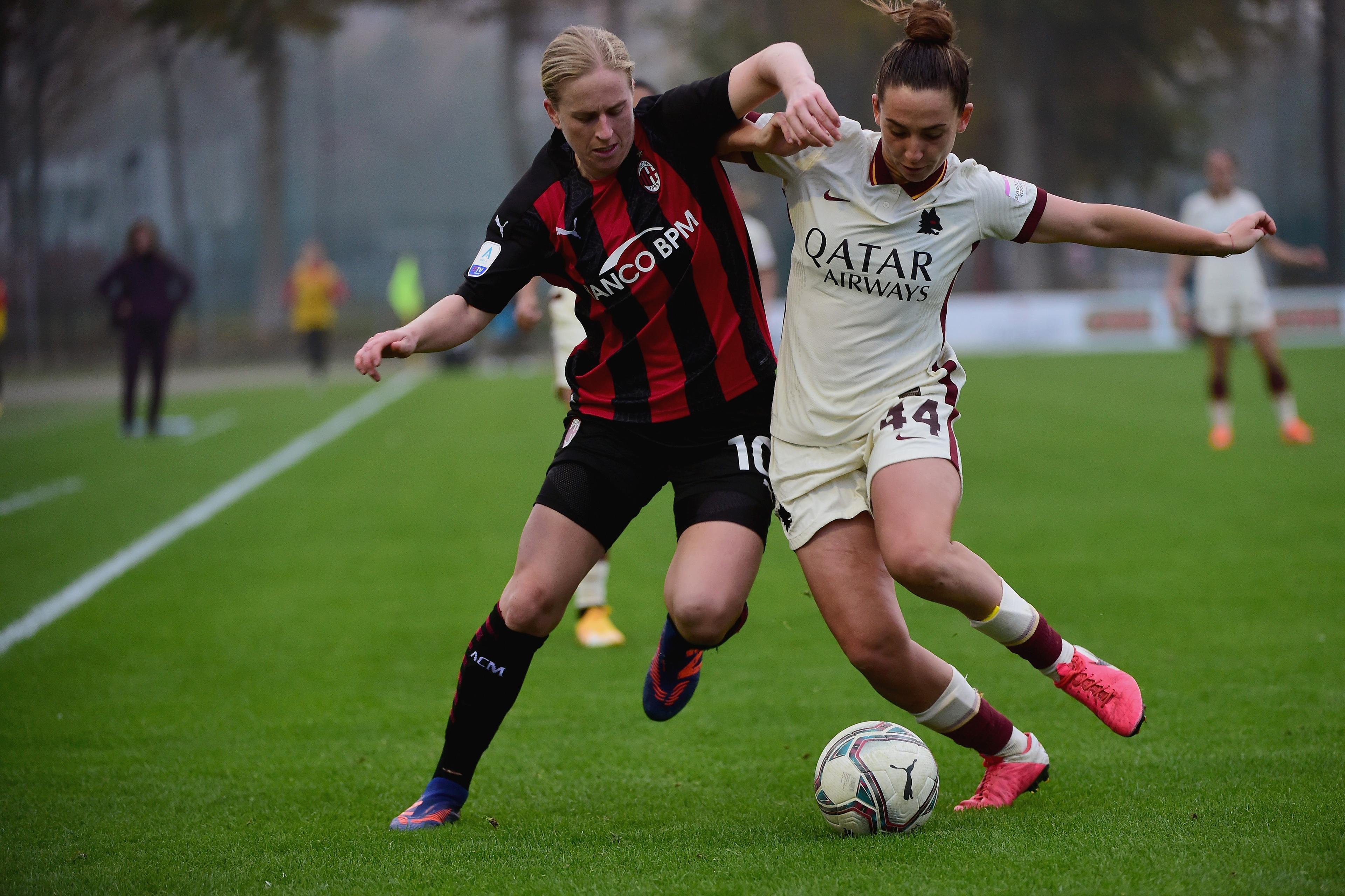 MILAN, ITALY - NOVEMBER 15:  (L-R) Natasha Dowie of AC Miln competes for the ball with Tecla Pettenuzzo of AS Roma of AC Milan during the Women Serie A match between AC Milan v AS Roma at Sport Center Vismara on November 15, 2020 in Milan, Italy.  (Photo by Pier Marco Tacca/Getty Images) *** Local Caption *** Natasha Dowie; Tecla Pettenuzzo