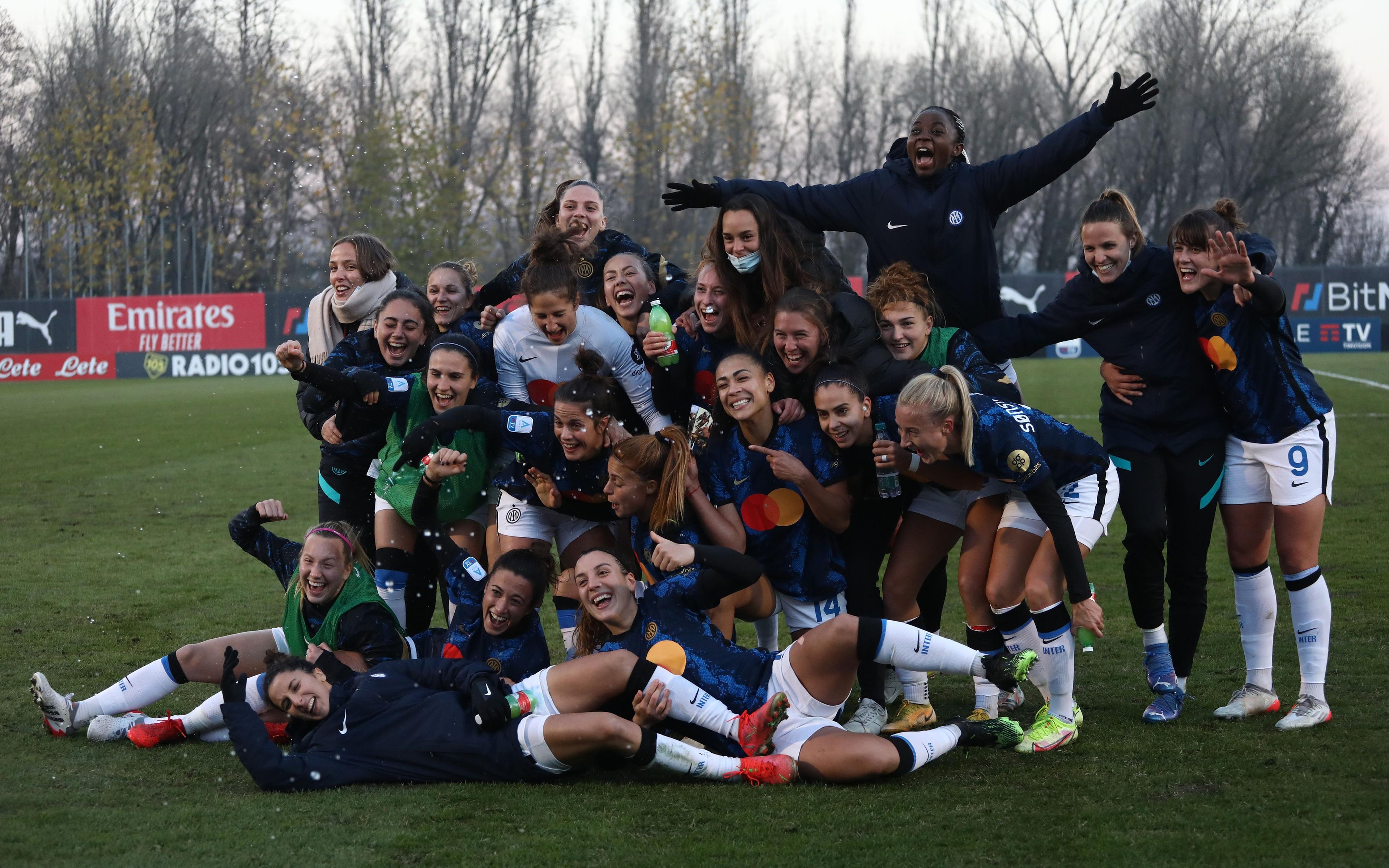 MILAN, ITALY - DECEMBER 05: The players of the FC Internazionale celebrate a victory at the end of the Women Serie A match between AC Milan and FC Internazionale at Campo Sportivo Vismara on December 05, 2021 in Milan, Italy. (Photo by Marco Luzzani/Getty Images)