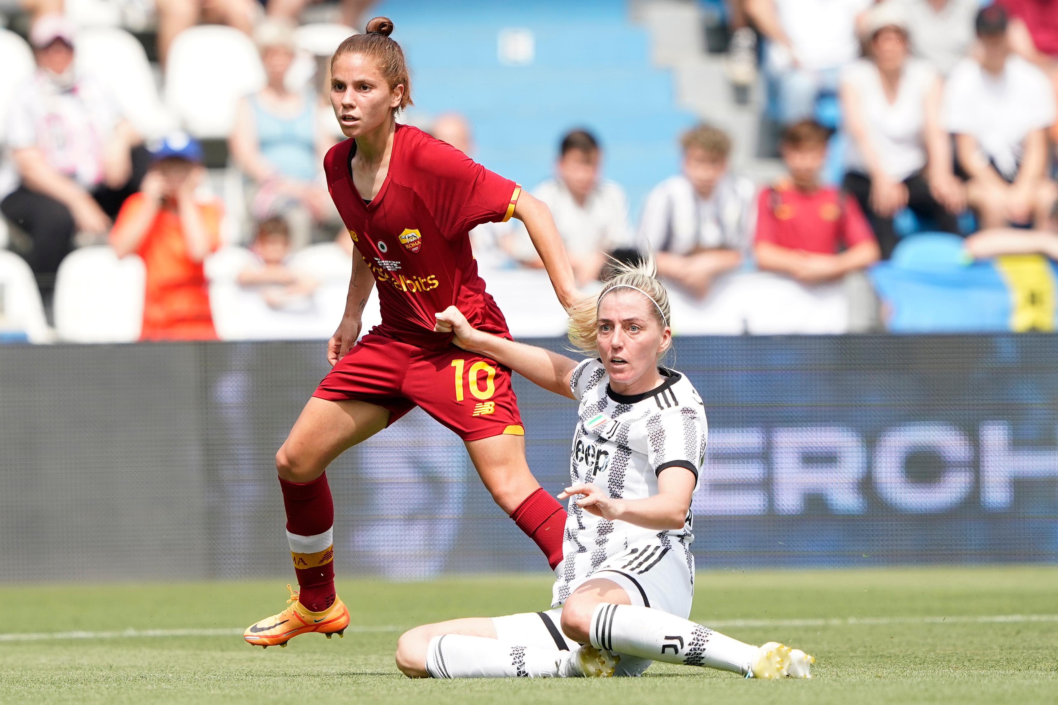 FERRARA, ITALY - MAY 22: Manuela Giugliano of AS Roma Women compete for the ball with Linda Birgitta Sembrant of Juventus Women during the Women Coppa Italia Final between Juventus and AS Roma at Stadio Paolo Mazza on May 22, 2022 in Ferrara, Italy. (Photo by Danilo Di Giovanni/Getty Images)