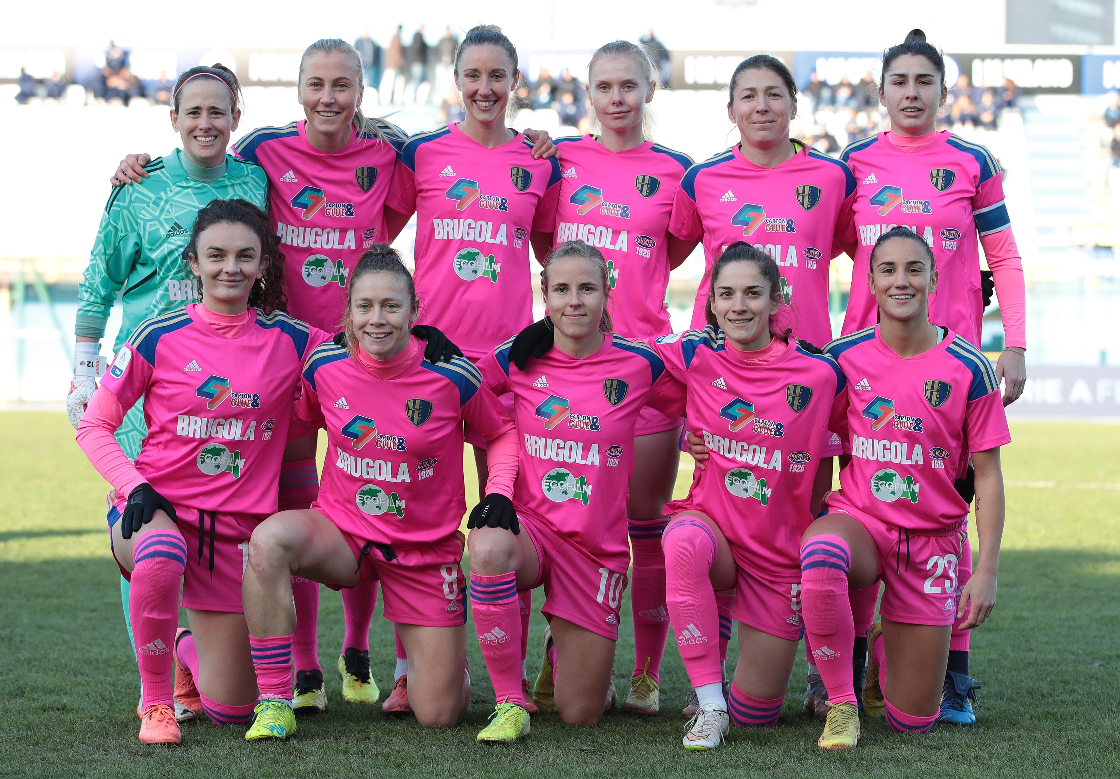 MILAN, ITALY - JANUARY 22: Como Women team line up during the Women Serie A match between FC Internazionale and Como Women at Stadio Breda on January 22, 2023 in Milan, Italy. (Photo by Emilio Andreoli/Getty Images)