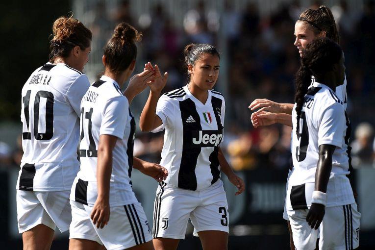 VINOVO, ITALY - SEPTEMBER 23:  Cristiana Girelli of Juventus (L) celebrates after scoring with her teammates during the Women\\'s Serie A match between Juventus and Fimauto Valpolicella at Juventus Center Vinovo on September 23, 2018 in Vinovo, Italy.  (Photo by Giorgio Perottino/Getty Images) *** Local Caption *** Aurora Galli; Cristiana Girelli