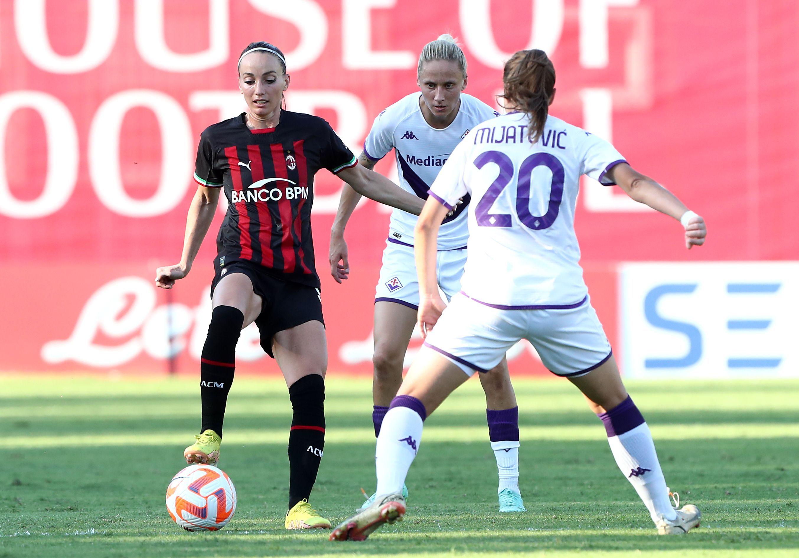 MILAN, ITALY - AUGUST 28: Kosovare Asllani of AC Milan is challenged by Kaja Erzen of ACF Fiorentina during the Women Serie A match between AC Milan and ACF Fiorentina at Centro Sportivo Vismara on August 28, 2022 in Milan, Italy. (Photo by Marco Luzzani/Getty Images)