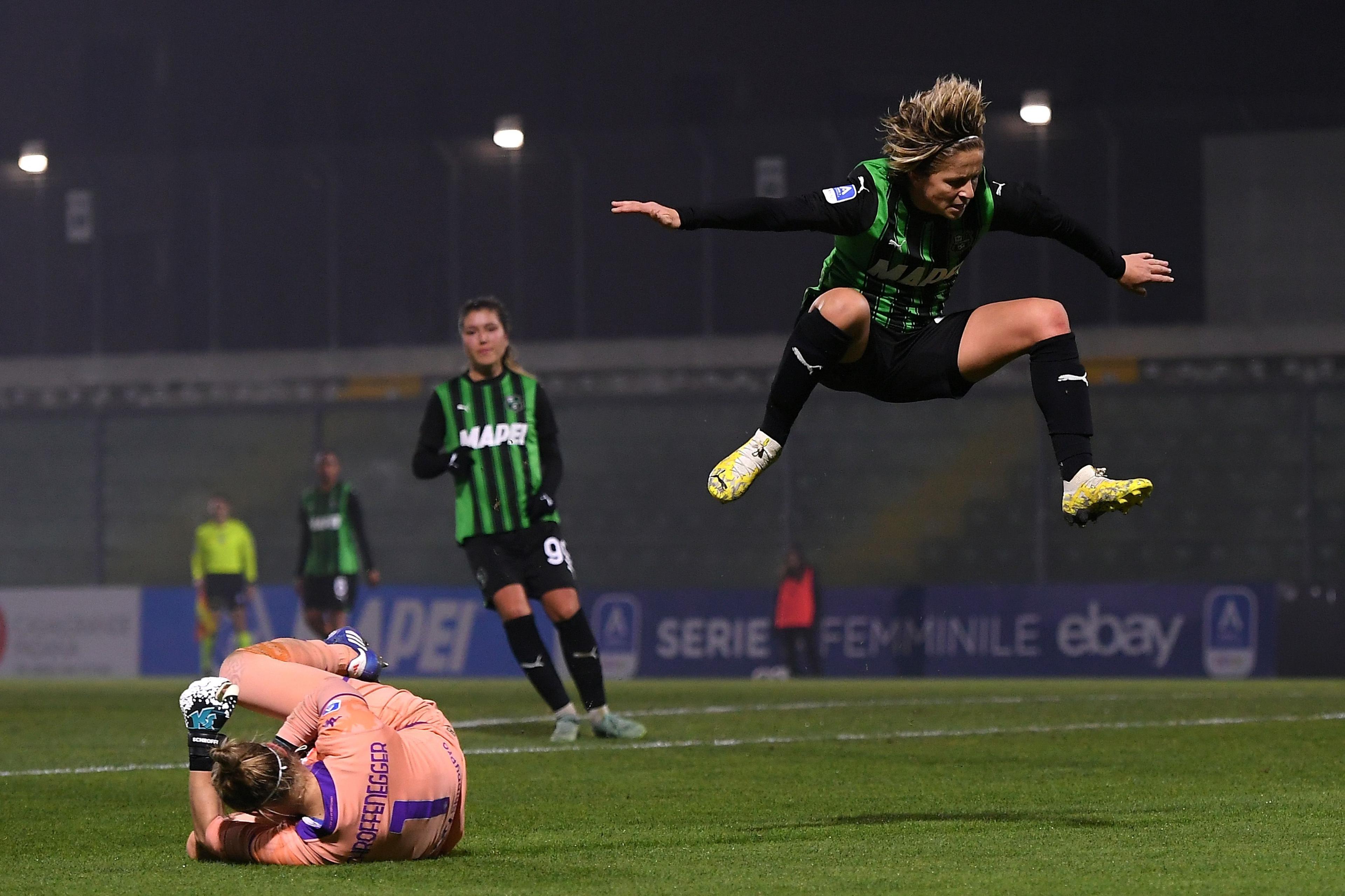 SASSUOLO, ITALY - DECEMBER 11: Katja Schroffenegger of Fiorentina and Lana Clelland of Sassuolo during the Women Serie A match between Sassuolo and Fiorentina on December 11, 2023 in Sassuolo, Italy. (Photo by Alessandro Sabattini/Getty Images)