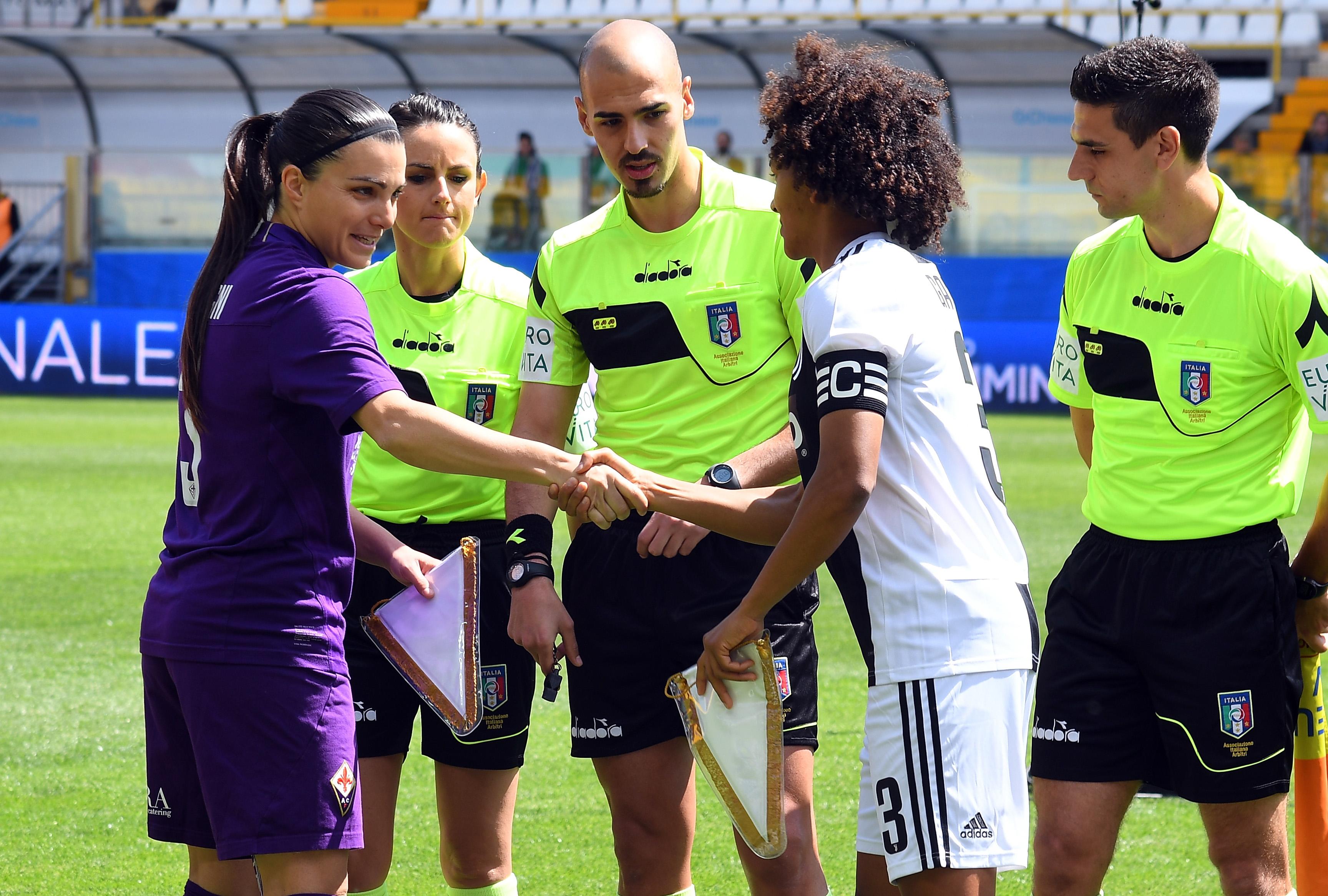 PARMA, ITALY - APRIL 28: Alia Guagni of Fiorentina Woman shankes hands with Sara Gama of Juventus Woman during the Women Coppa Italia Final match between Juventus Women and ACF Fiorentina Stadio Ennio Tardini on April 28, 2019 in Parma, Italy. (Photo by Alessandro Sabattini/Getty Images)