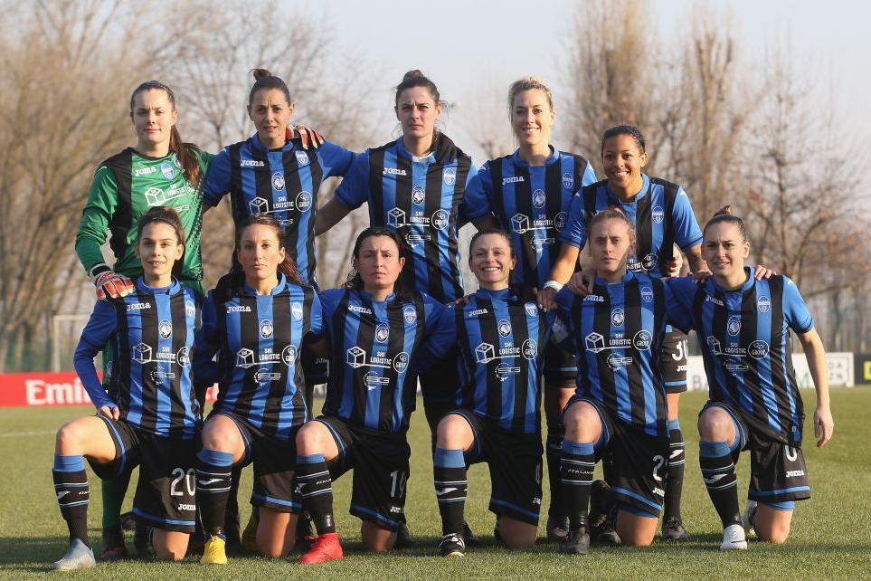 MILAN, ITALY - DECEMBER 15:  Team of Mozzonica pose for photo prior the Women Serie a Match between AC Milan and Mozzanica Women on December 15, 2018 in Milan, Italy.  (Photo by Maurizio Lagana/Getty Images)