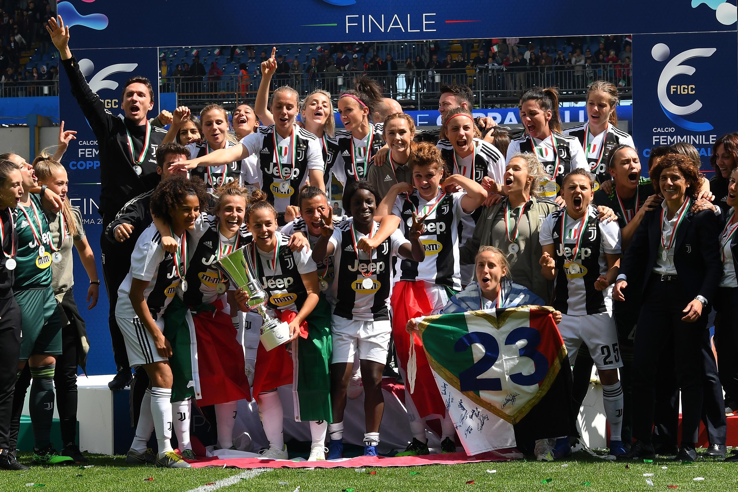 PARMA, ITALY - APRIL 28:  The Juventus Woman players celebrate the victory with the trophy after the Women Coppa Italia Final match between Juventus Women and ACF Fiorentina  Stadio Ennio Tardini on April 28, 2019 in Parma, Italy.  (Photo by Alessandro Sabattini/Getty Images)