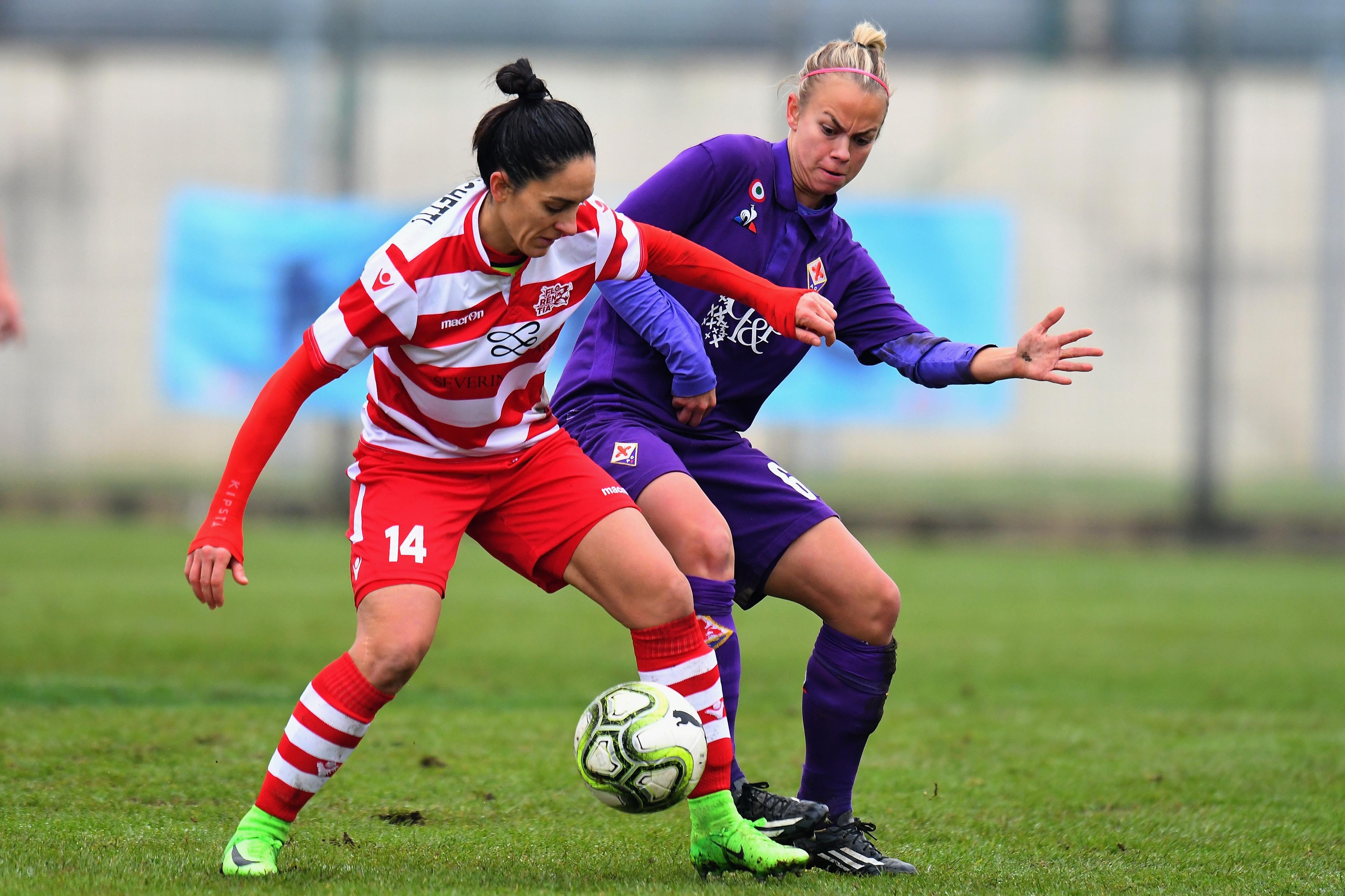 FLORENCE, ITALY - DECEMBER 02: Giulia Domenichetti of Florentia competes for the ball with Stephanie Breitner of Fiorentina Woman during the Women Serie a Match between Florentia and Fiorentina Women on December 2, 2018 in Florence, Italy. (Photo by Alessandro Sabattini/Getty Images)