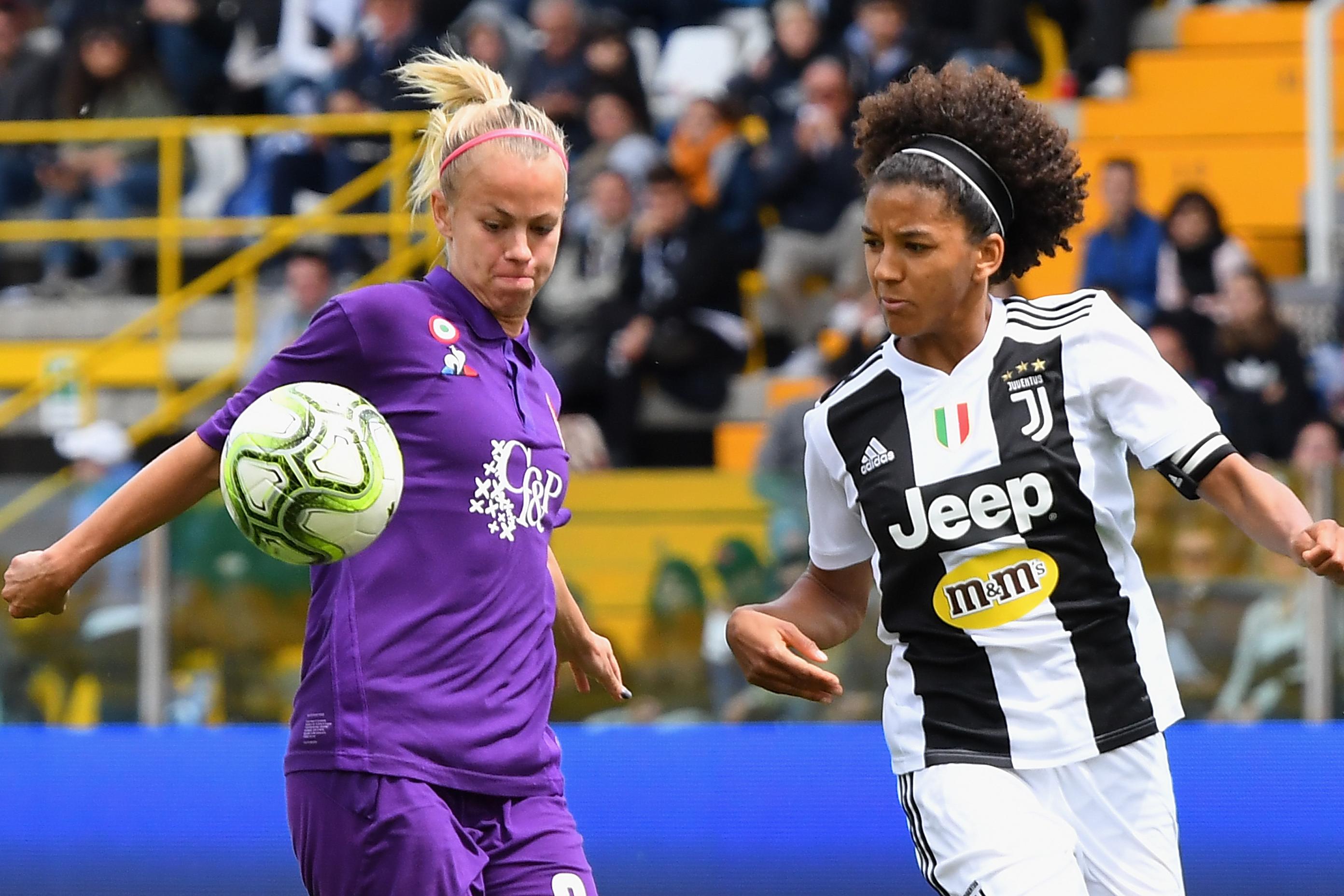 PARMA, ITALY - APRIL 28: Stephanie Breitner of Fiorentina Woman competes for the ball with Sara Gama of Juventus Woman during the Women Coppa Italia Final match between Juventus Women and ACF Fiorentina  Stadio Ennio Tardini on April 28, 2019 in Parma, Italy.  (Photo by Alessandro Sabattini/Getty Images)