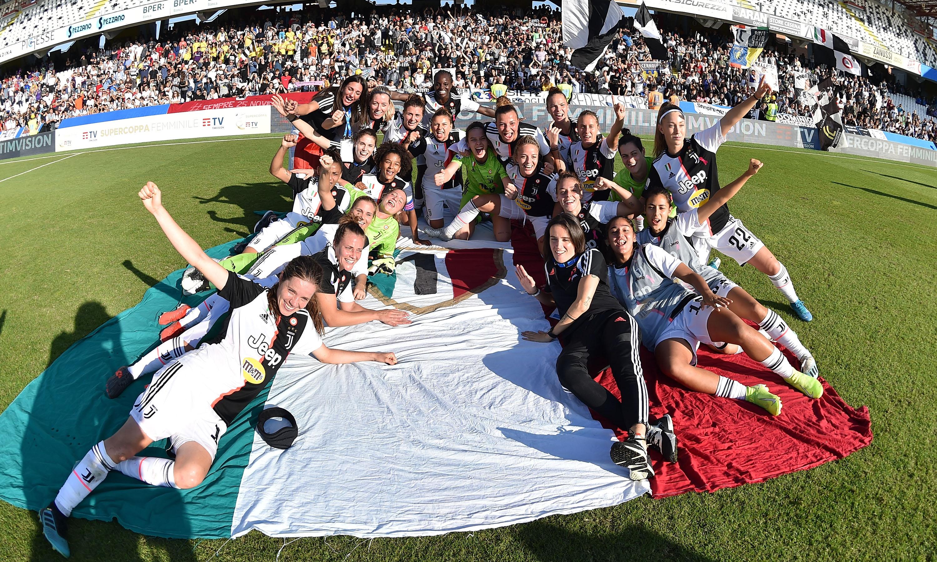 CESENA, ITALY - OCTOBER 27: Players of Juventus Women celebrate the victory after the Italian Supercup match between Juventus Women and Fiorentina Women at Orogel Stadium Dino Manuzzi on October 27, 2019 in Cesena, Italy. (Photo by Giuseppe Bellini/Getty Images)