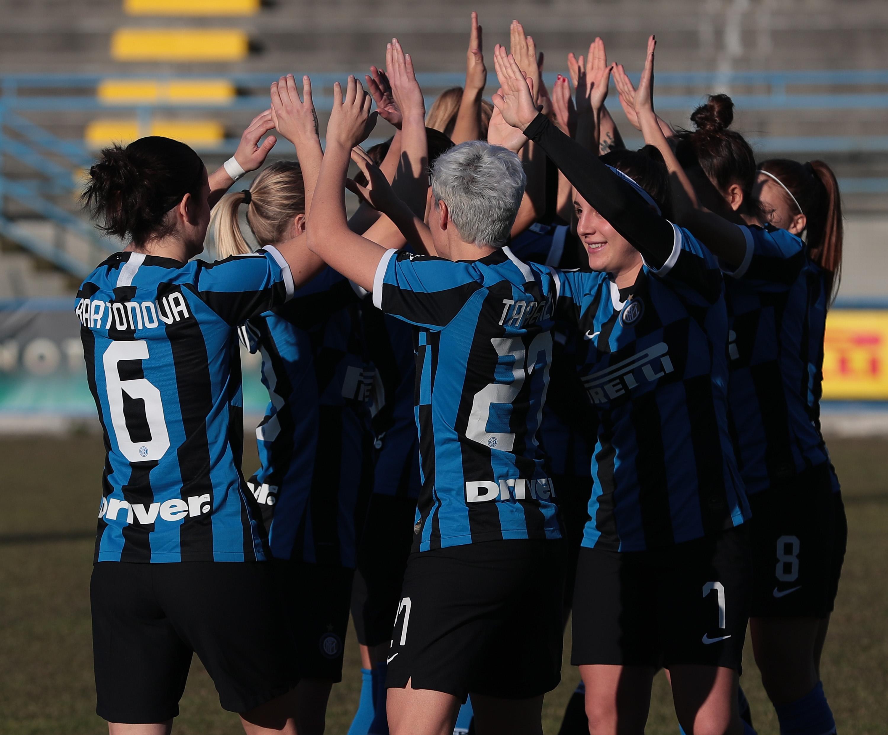 SOLBIATE ARNO, ITALY - JANUARY 11: FC Internazionale players celebrate during the Women Serie A match between FC Internazionale and Florentia San Gimignano at Campo Sportivo F. Chinetti on January 11, 2020 in Solbiate Arno, Italy. (Photo by Emilio Andreoli/Getty Images)