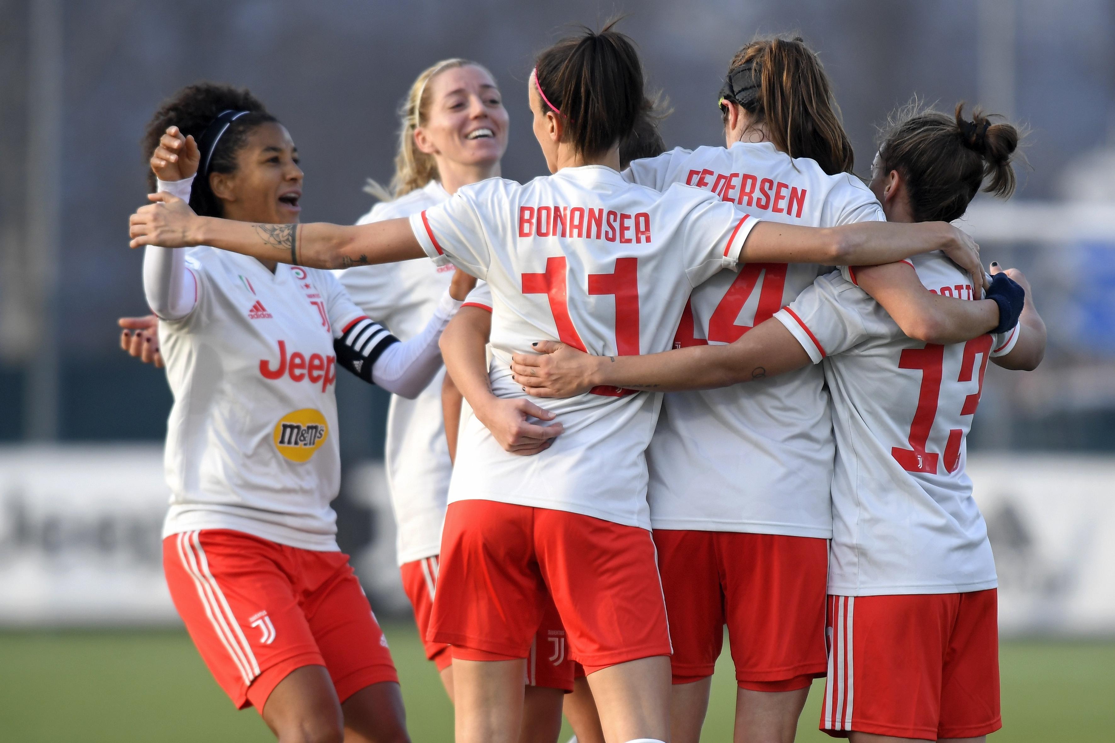 VINOVO, ITALY - JANUARY 25:  Juventus Women players celebrate after scoring a goal during the Women Serie A match between Juventus and Sassuolo  on January 25, 2020 in Vinovo, Italy.  (Photo by Filippo Alfero - Juventus FC/Juventus FC via Getty Images)