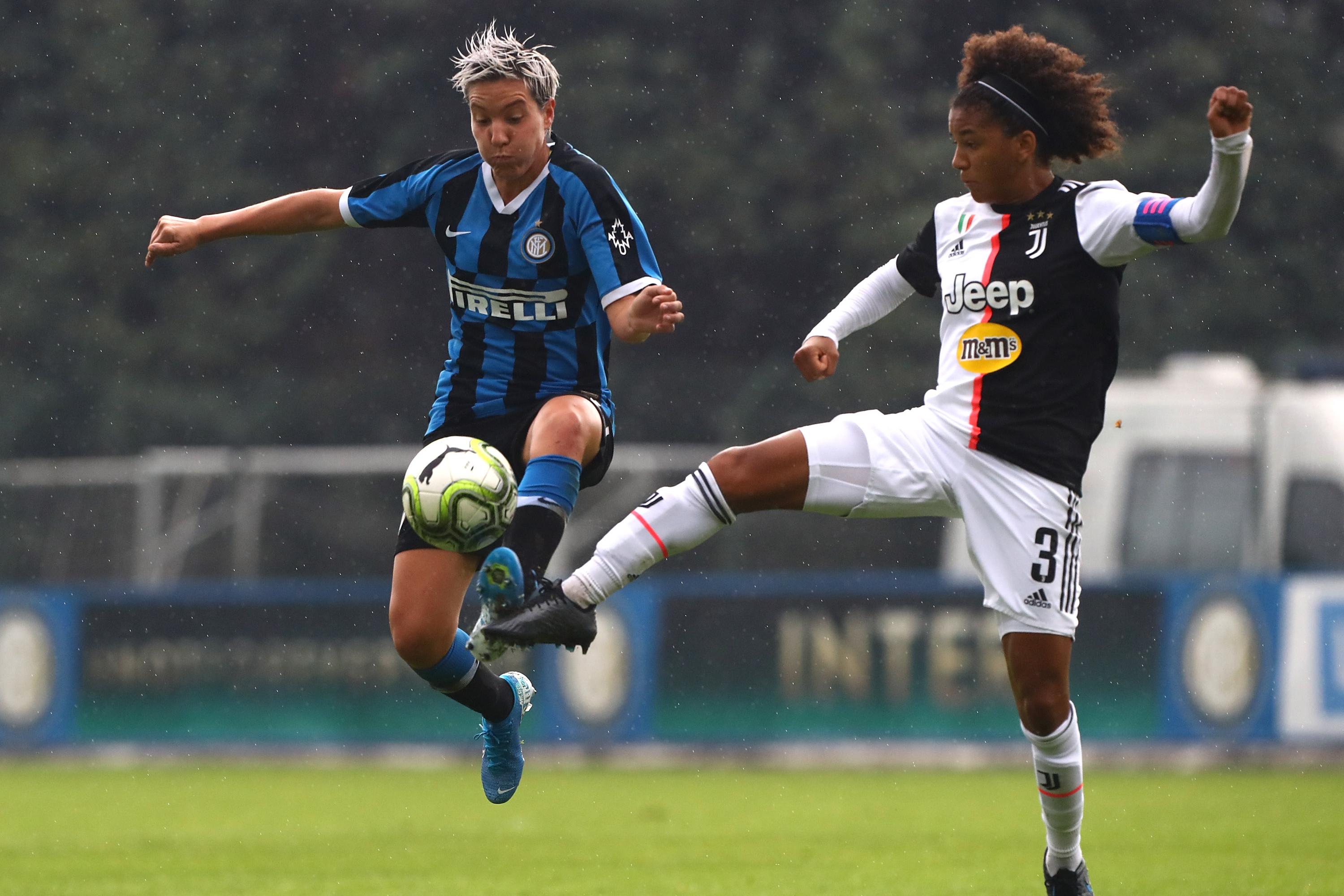 SOLBIATE ARNO, ITALY - OCTOBER 20: Stefania Tarenzi of FC Internazionale competes for the ball with Sara Gama of Juventus FC during the Women Serie A match between FC Internazionale and Juventus at Campo Sportivo F. Chinetti on October 20, 2019 in Solbiate Arno, Italy. (Photo by Marco Luzzani - Inter/Inter via Getty Images)