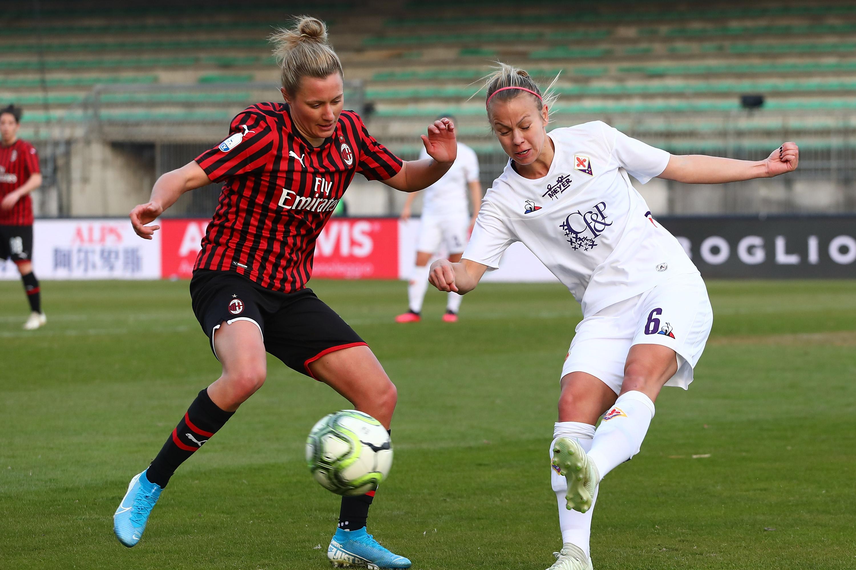 MONZA, ITALY - FEBRUARY 08:  Stephanie Breitner (R) of ACF Fiorentina is challenged by Dominika Conc (L) of AC Milan during the Women Coppa Italia match between AC Milan and ACF Fiorentina at Stadio Brianteo on February 8, 2020 in Monza, Italy.  (Photo by Marco Luzzani/Getty Images)