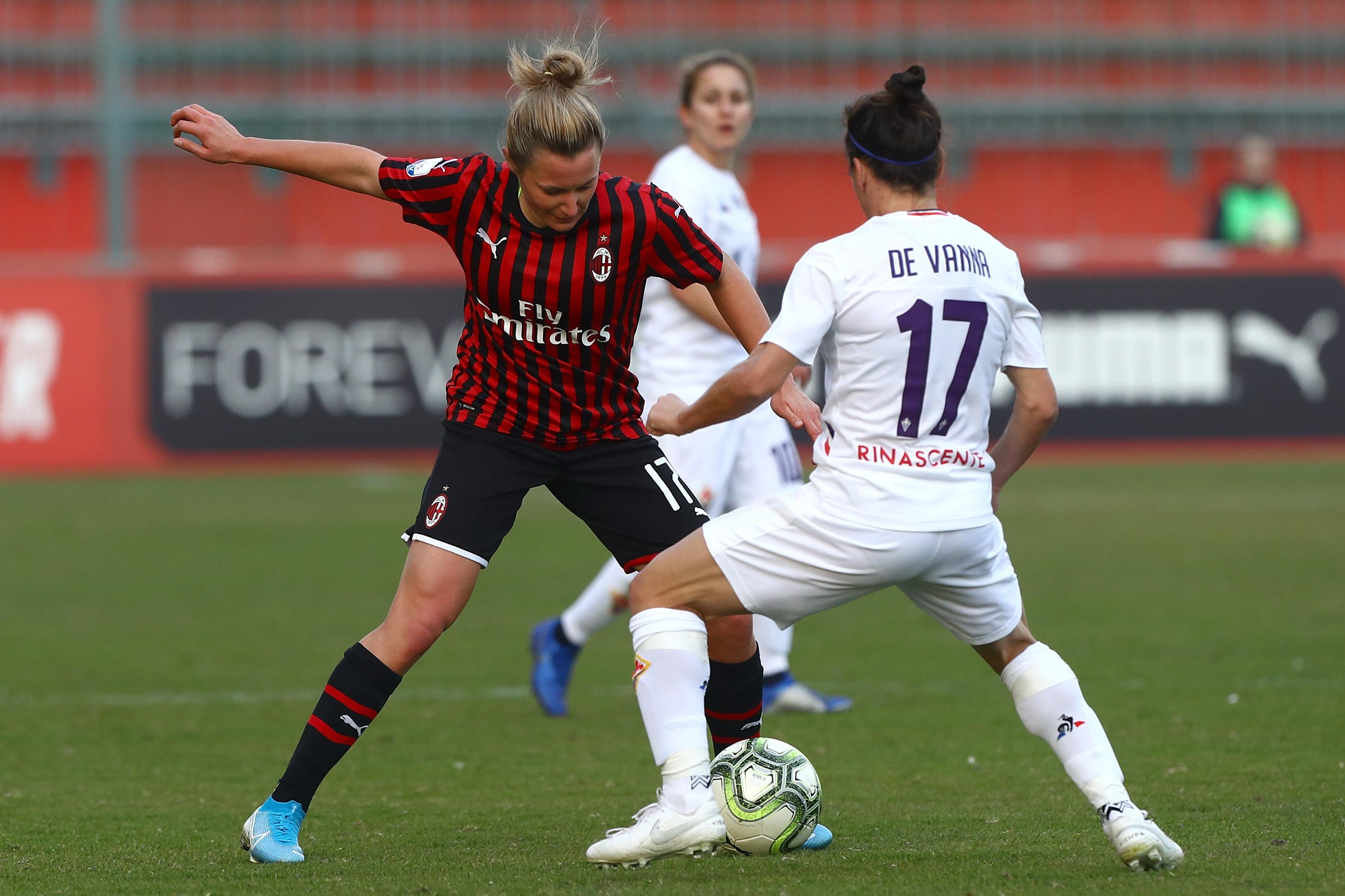 MONZA, ITALY - FEBRUARY 08:  Dominika Conc of AC Milan competes for the ball with Lisa De Vanna of ACF Fiorentina during the Women Coppa Italia match between AC Milan and ACF Fiorentina at Stadio Brianteo on February 8, 2020 in Monza, Italy.  (Photo by Marco Luzzani/Getty Images)