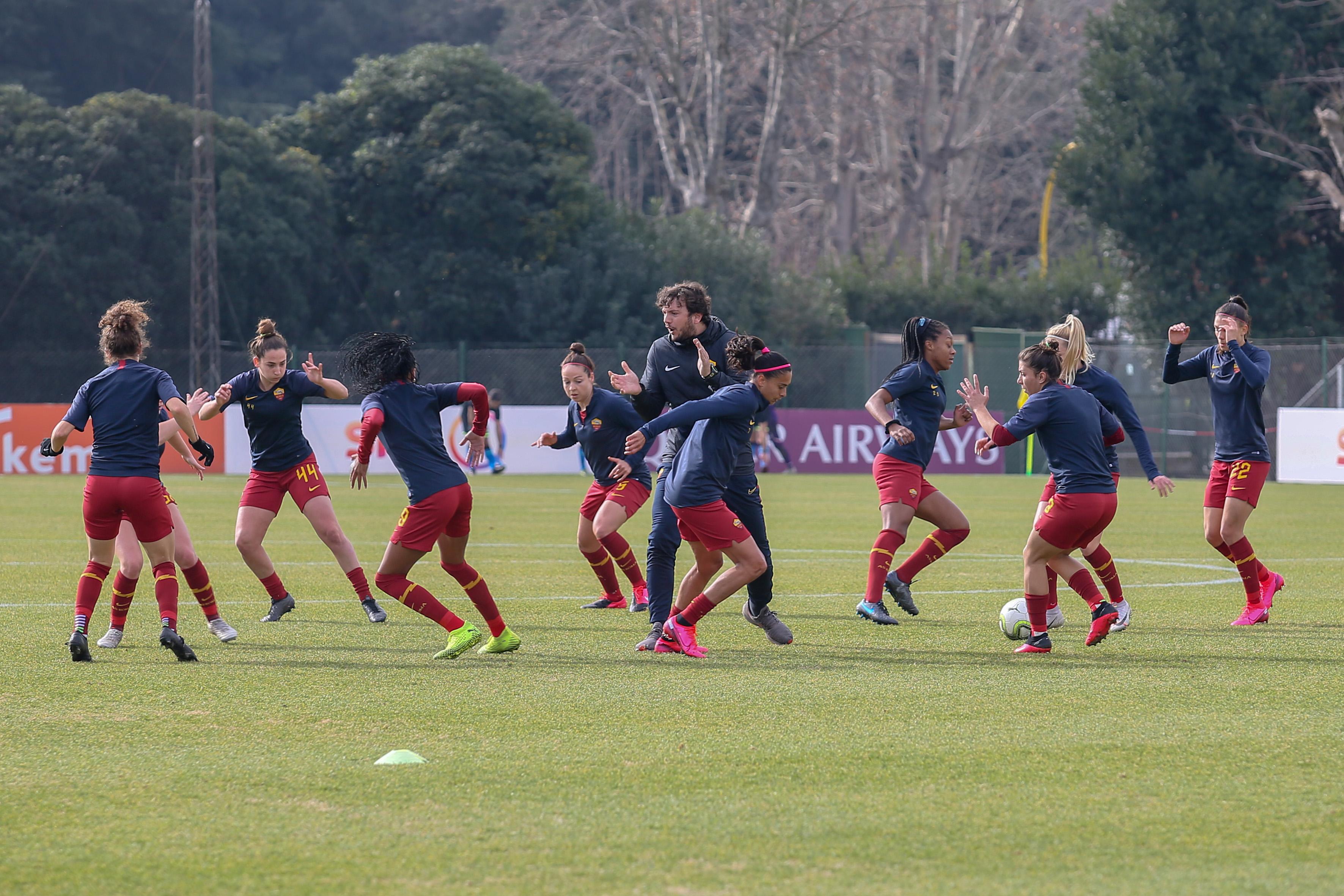 ROME, ITALY - JANUARY 26: Players of AS Roma warm up before the Women Serie A match between AS Roma and ACF Fiorentina at Stadio Tre Fontane on January 26, 2020 in Rome, Italy. (Photo by Giampiero Sposito/Getty Images)