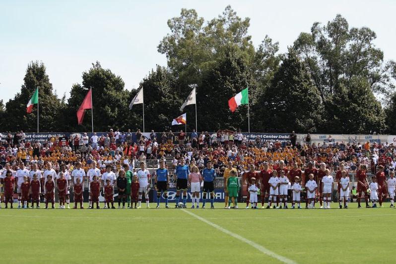 ROME, ITALY - SEPTEMBER 15:  AC Milan and AS Roma players stand on line up during the Women Serie A match between AS Roma and AC Milan at Tre Fontane sport centre on September 15, 2019 in Rome, Italy.  (Photo by Paolo Bruno/Getty Images)