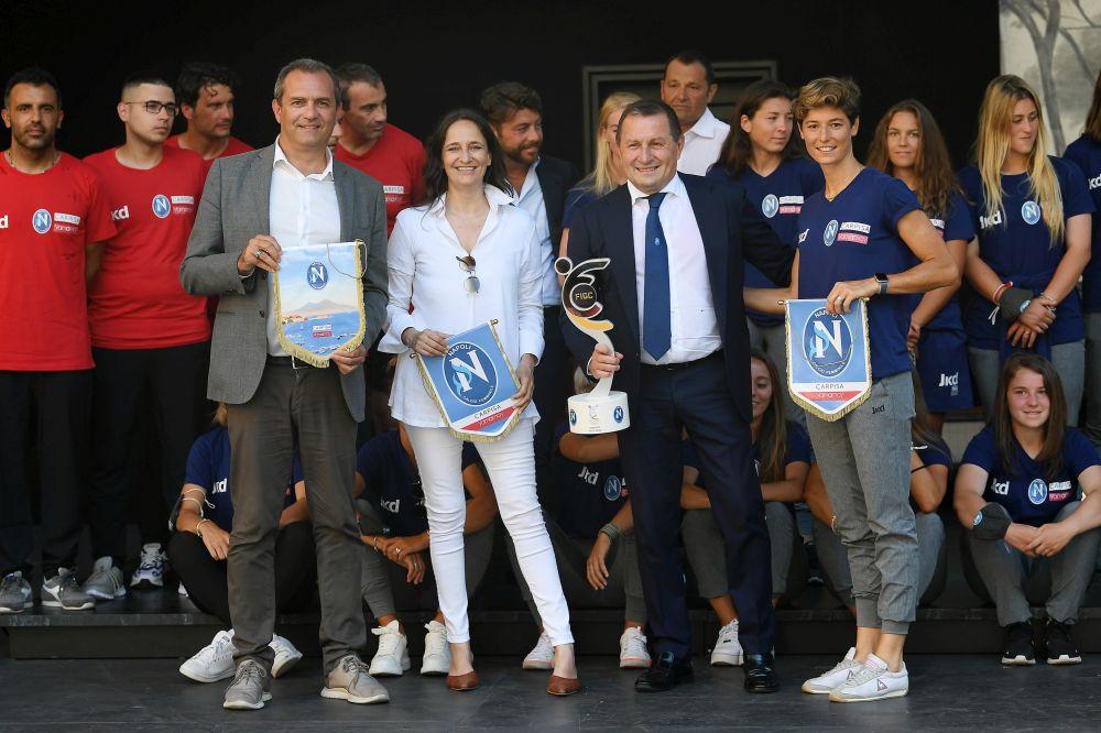 NAPLES, ITALY - JULY 27: Luigi De Magistris Napoli mayor, Ludovica Mantovani Women Figc president, Raffaele Carlino SSC Napoli Women president and Alessandra Nencioni SSC Napoli Women captain with the Championship cup at Maschio Angioino on July 27, 2020 in Naples, Italy. (Photo by Francesco Pecoraro/Getty Images)