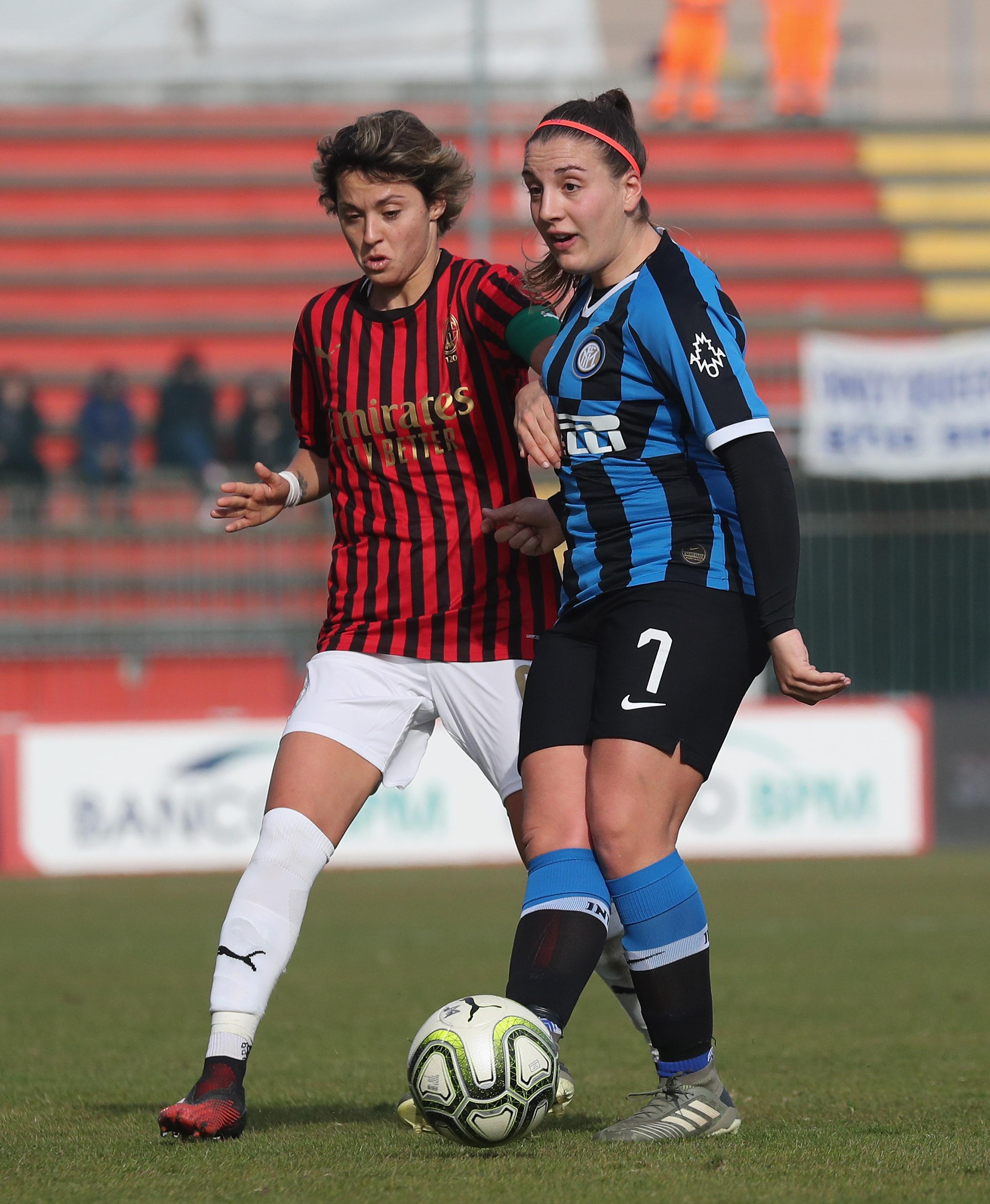 MONZA, ITALY - FEBRUARY 02: Gloria Marienlli of Inter competes for the ball with Valentina Giacinti of Milan during the Women Serie A match between AC Milan and FC Internazionale at Campo Sportivo F. Chinetti on February 2, 2020 in Monza, Italy. (Photo by Maurizio Lagana/Getty Images)