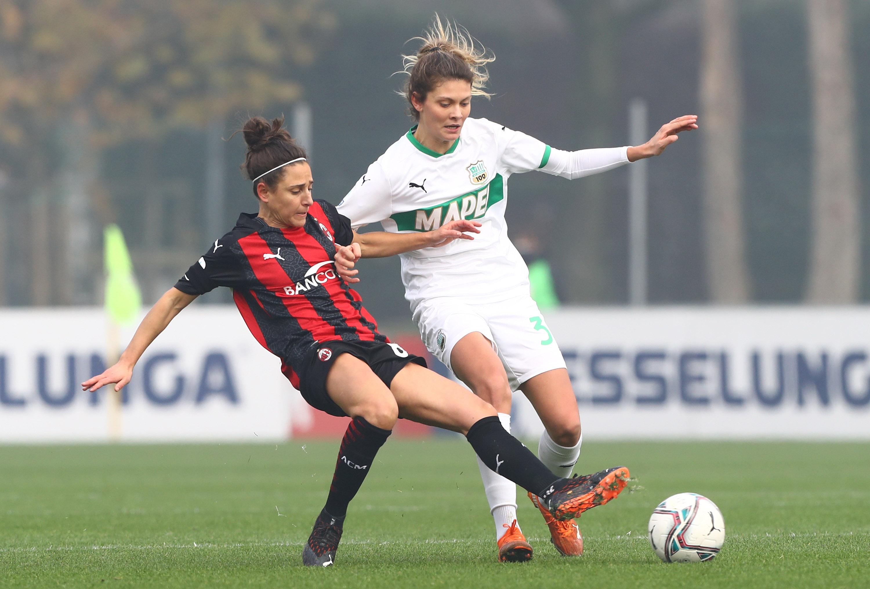 MILAN, ITALY - DECEMBER 13: Michela Cambiaghi (R) of Sassuolo competes for the ball with Veronica Boquete (L) of AC Milan during the Women's Serie A match between AC Milan and Sassuolo on December 13, 2020 in Milan, Italy. (Photo by Marco Luzzani/Getty Images) *** Local Caption *** Michela Cambiaghi; Veronica Boquete