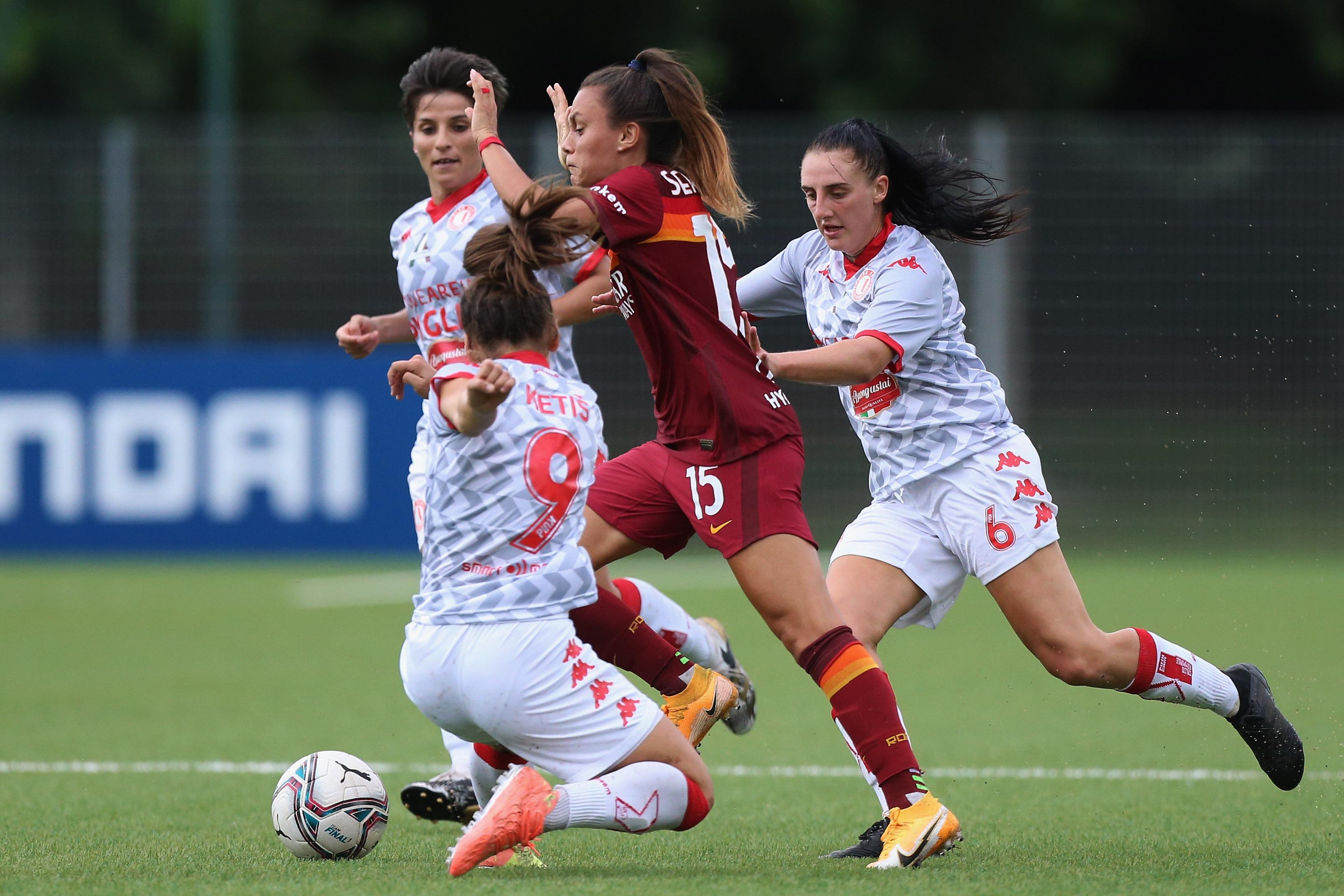 ROME, ITALY - AUGUST 30: Annamaria Serturini of AS Roma competes for the ball with Danielle Lea and her teammates of Pink Bari during the women Serie A match between AS Roma and Pink Bari at Centro Sportivo Fulvio Bernardini on August 30, 2020 in Rome, Italy. (Photo by Paolo Bruno/Getty Images)