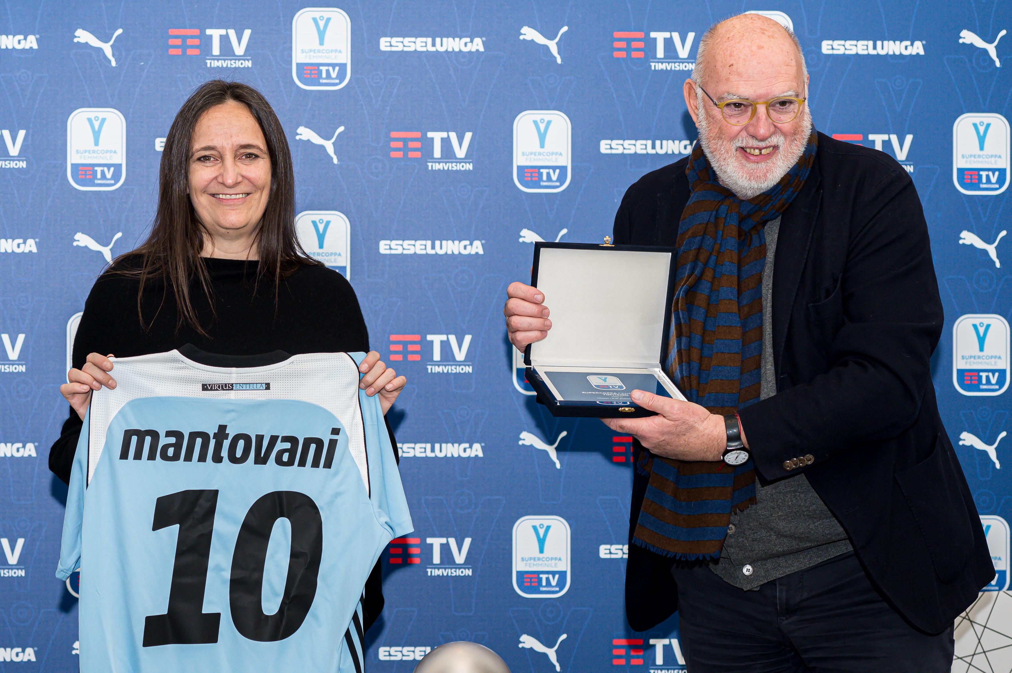 CHIAVARI (GENOA), ITALY - JANUARY 9: Ludovica Mantovani (left), president of the Women’s Football Division, shows a personalized Virtus Entella’s shirt and awards Antonio Gozzi, chairman of Virtus Entella, during the Women's Super Cup Final Press Conference at WyLab headquarters on January 9, 2021 in Chiavari, Genoa, Italy. (Photo by Paolo Rattini/Getty Images)