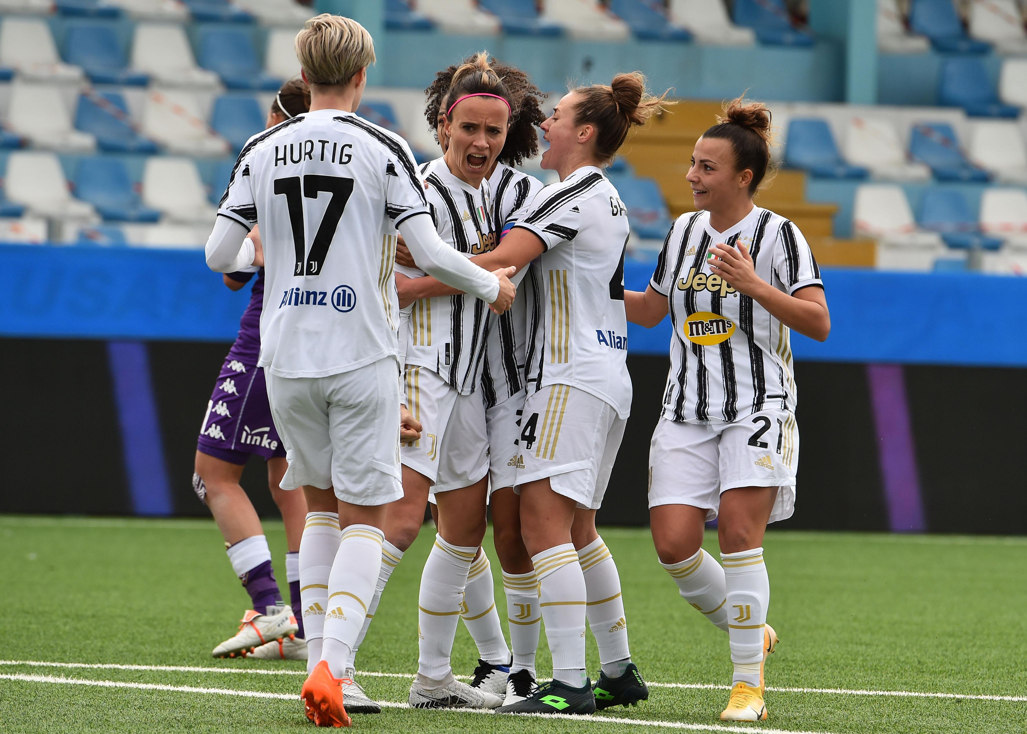 CHIAVARI, ITALY - JANUARY 10: Juventus players celebrate with Barbara Bonansea after first goal during the Women's Super Cup Final match between Juventus and ACF Fiorentina at Stadio Comunale on January 10, 2021 in Chiavari, Italy. (Photo by Paolo Rattini/Getty Images)