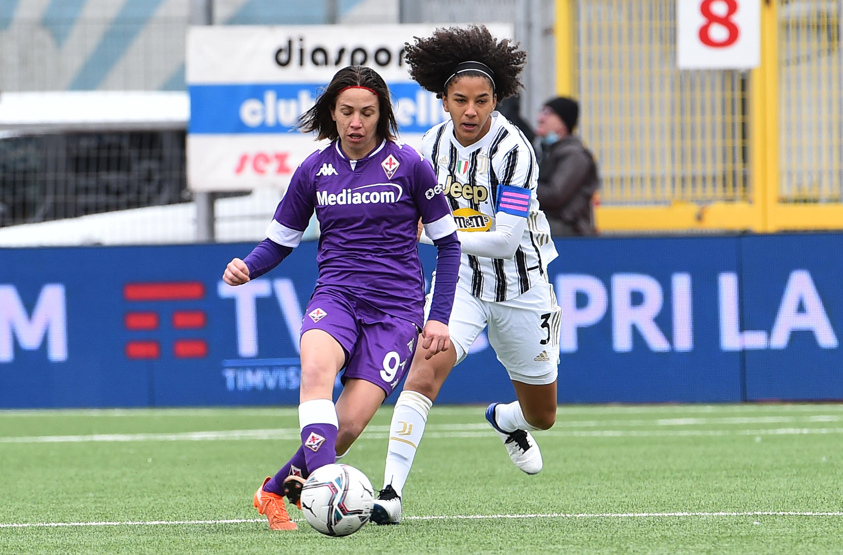 CHIAVARI, ITALY - JANUARY 10: Daniela Sabatino of ACF Fiorentina battle for the ball with Sara Gama of Juventus during the Women's Super Cup Final match between Juventus and ACF Fiorentina at Stadio Comunale on January 10, 2021 in Chiavari, Italy. (Photo by Paolo Rattini/Getty Images)