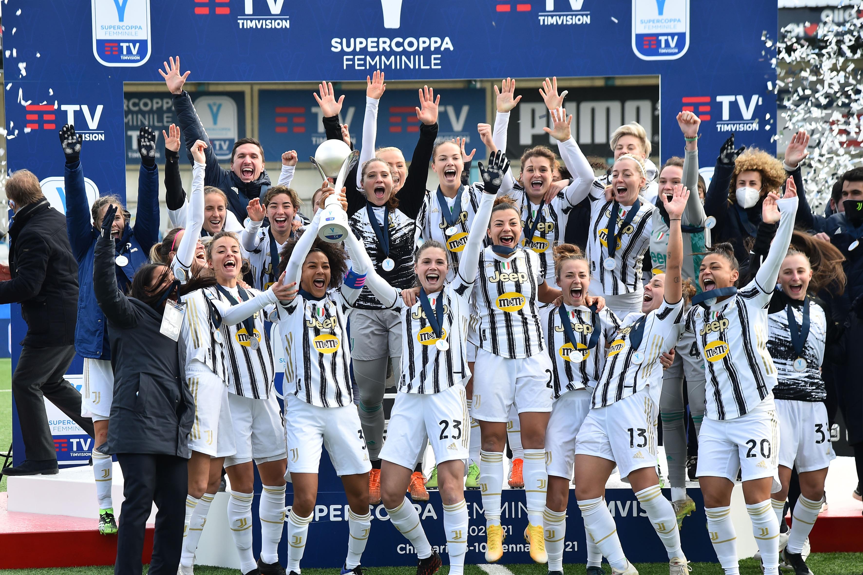 CHIAVARI, ITALY - JANUARY 10: The players of Juventus team happy to have won the Cup during the Women\\'s Super Cup Final match between  Juventus and ACF Fiorentina at Stadio Comunale on January 10, 2021 in Chiavari, Italy. (Photo by Paolo Rattini/Getty Images)