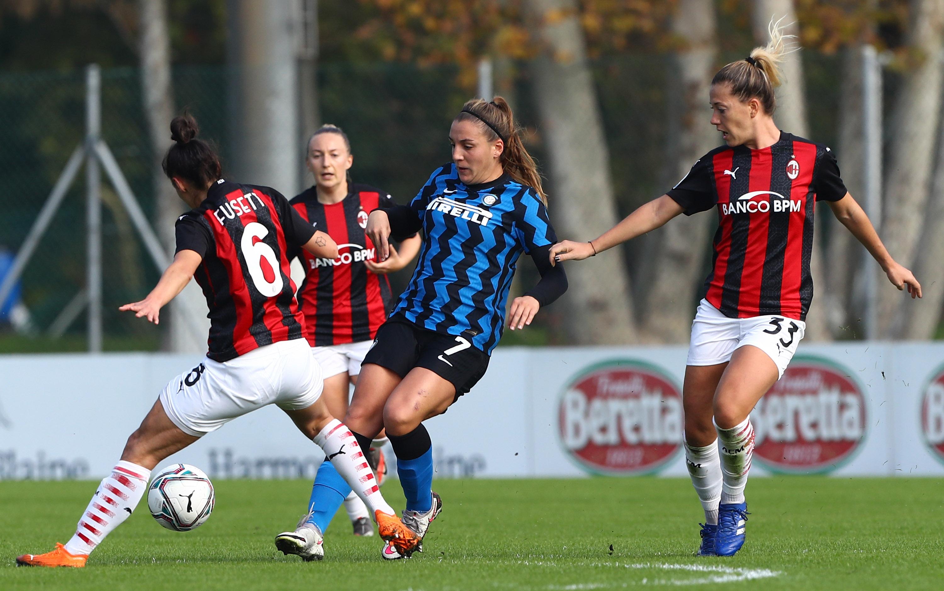 MILAN, ITALY - OCTOBER 18: Gloria Marinelli (C) of FC Internazionale competes for the ball with Laura Fusetti (L) and Francesca Vitale (R) of AC Milan during the Women Serie A match between AC Milan and FC Internazionale at Centro Sportivo Vismara on October 18, 2020 in Milan, Italy. (Photo by Marco Luzzani/Getty Images) *** Local Caption *** Flaminia Simonetti; Laura Fusetti; Francesca Vitale