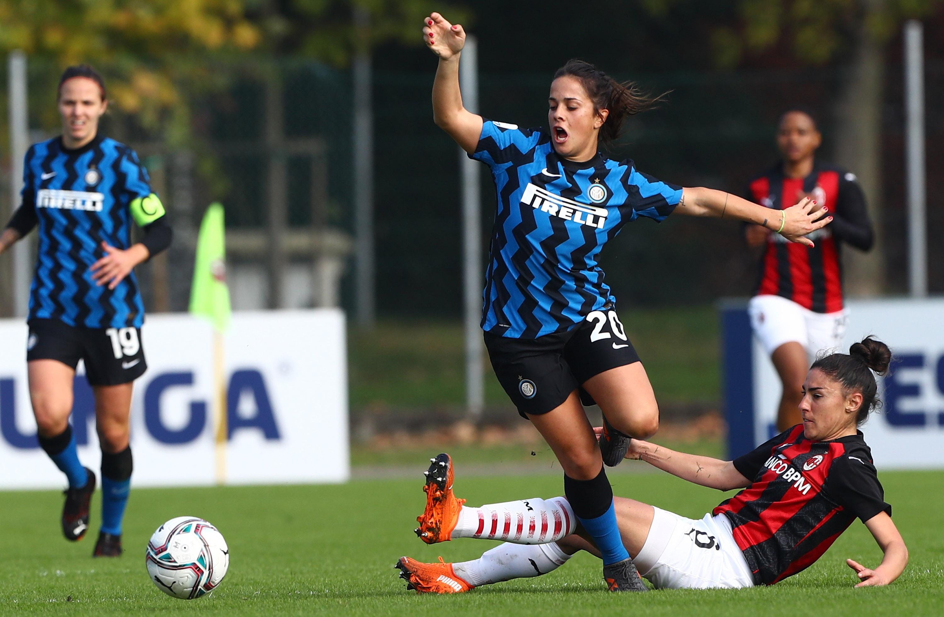 MILAN, ITALY - OCTOBER 18: Flaminia Simonetti of FC Internazionale competes for the ball with Laura Fusetti of AC Milan during the Women Serie A match between AC Milan and FC Internazionale at Centro Sportivo Vismara on October 18, 2020 in Milan, Italy. (Photo by Marco Luzzani/Getty Images) *** Local Caption *** Flaminia Simonetti; Laura Fusetti