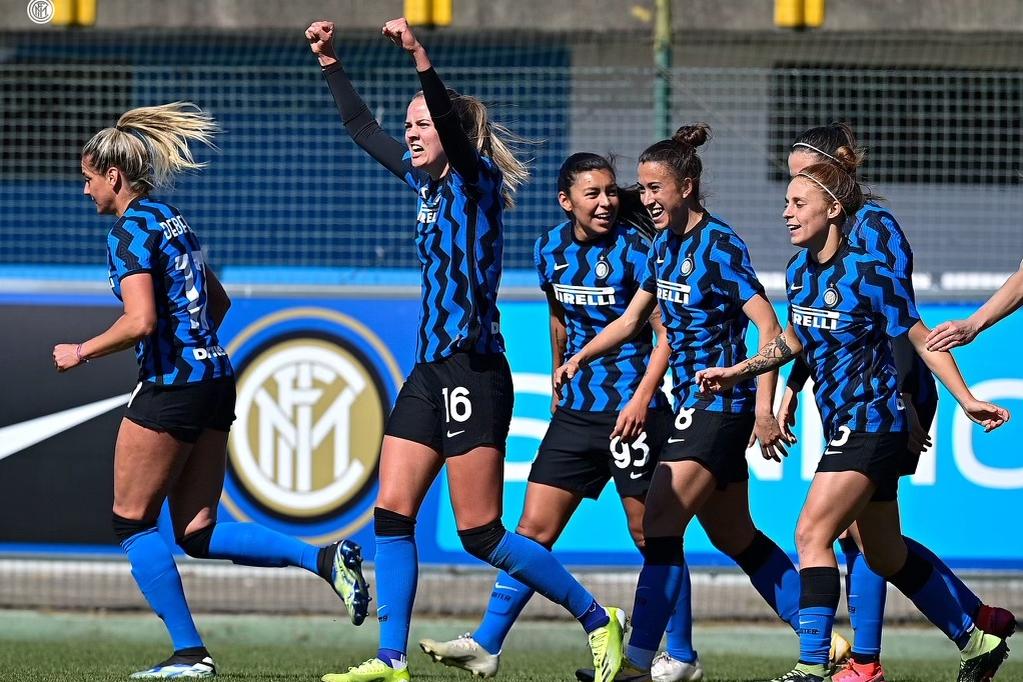 L’Inter vince 2-1 la semifinale d’andata con il Milan, primo successo nel derby per le nerazzurre