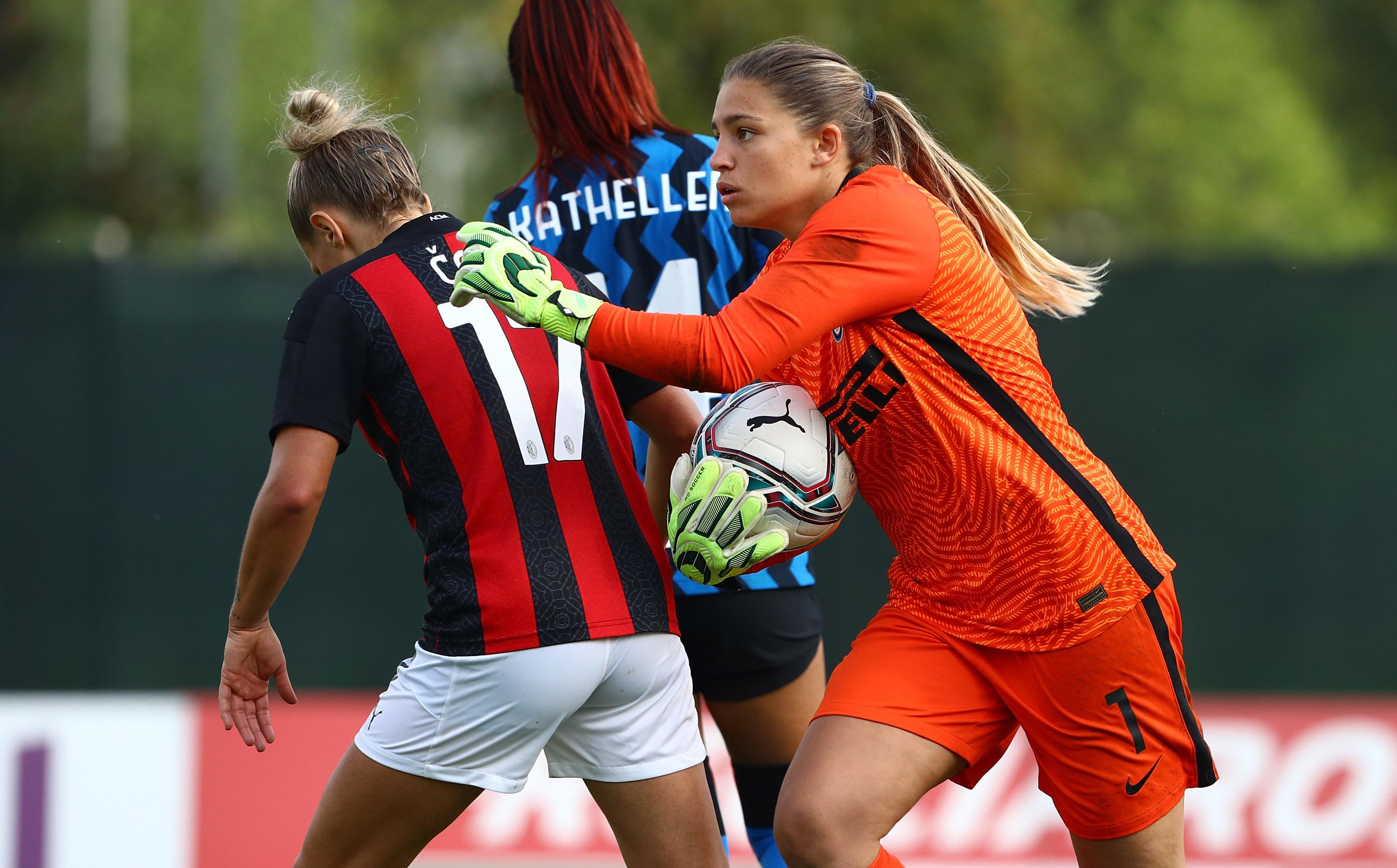 MILAN, ITALY - OCTOBER 18: Roberta Aprile of FC Internazionale in action during the Women Serie A match between AC Milan and FC Internazionale at Centro Sportivo Vismara on October 18, 2020 in Milan, Italy. (Photo by Marco Luzzani/Getty Images) *** Local Caption *** Roberta Aprile