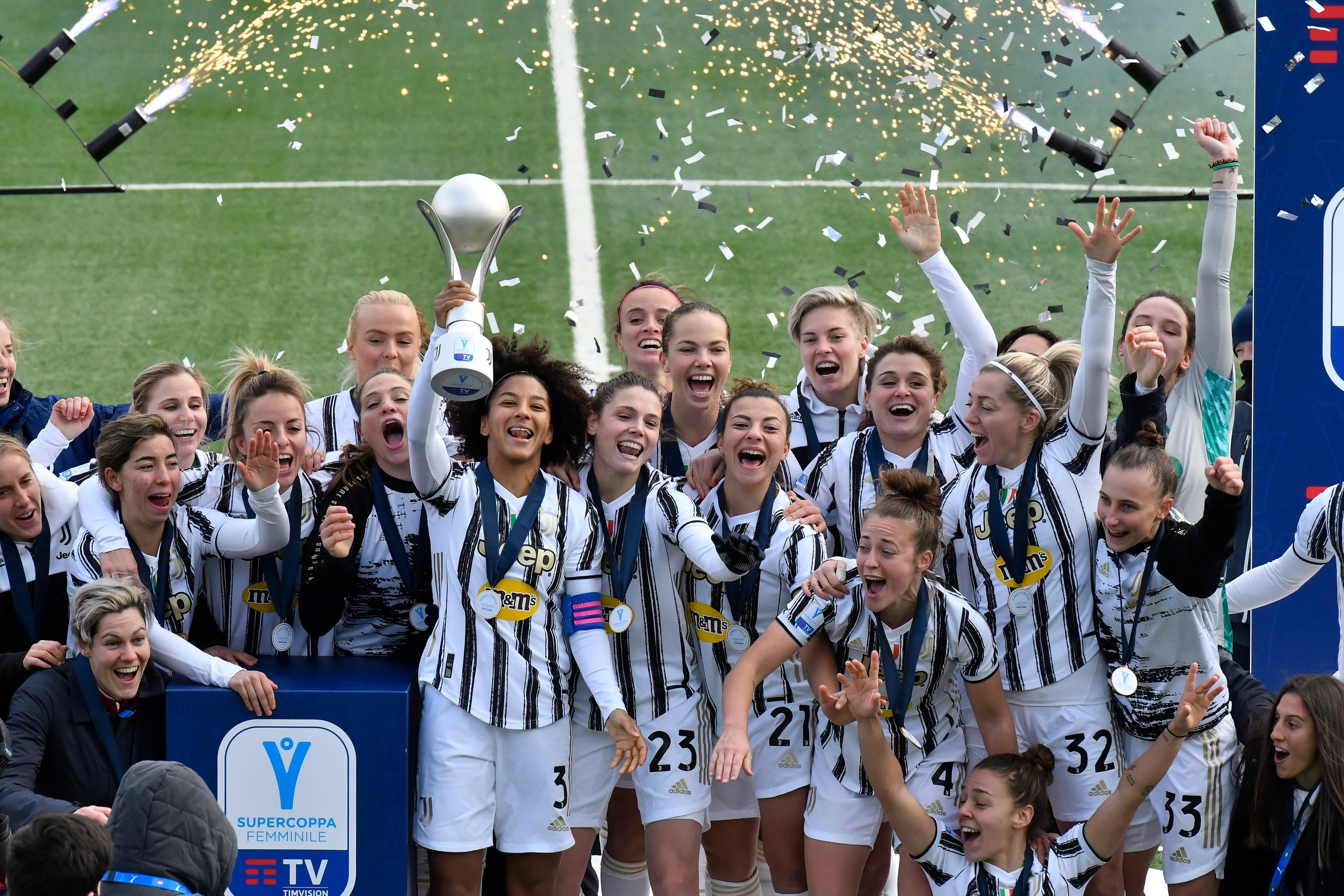 CHIAVARI, ITALY - JANUARY 10: Sara Gama of Juventus FC and Juventus FC Team celebrates a victory during the Women\\'s Super Cup Final match between Juventus and ACF Fiorentina at Stadio Comunale on January 10, 2021 in Chiavari, Italy. (Photo by Stefano S. Guidi/Getty Images)