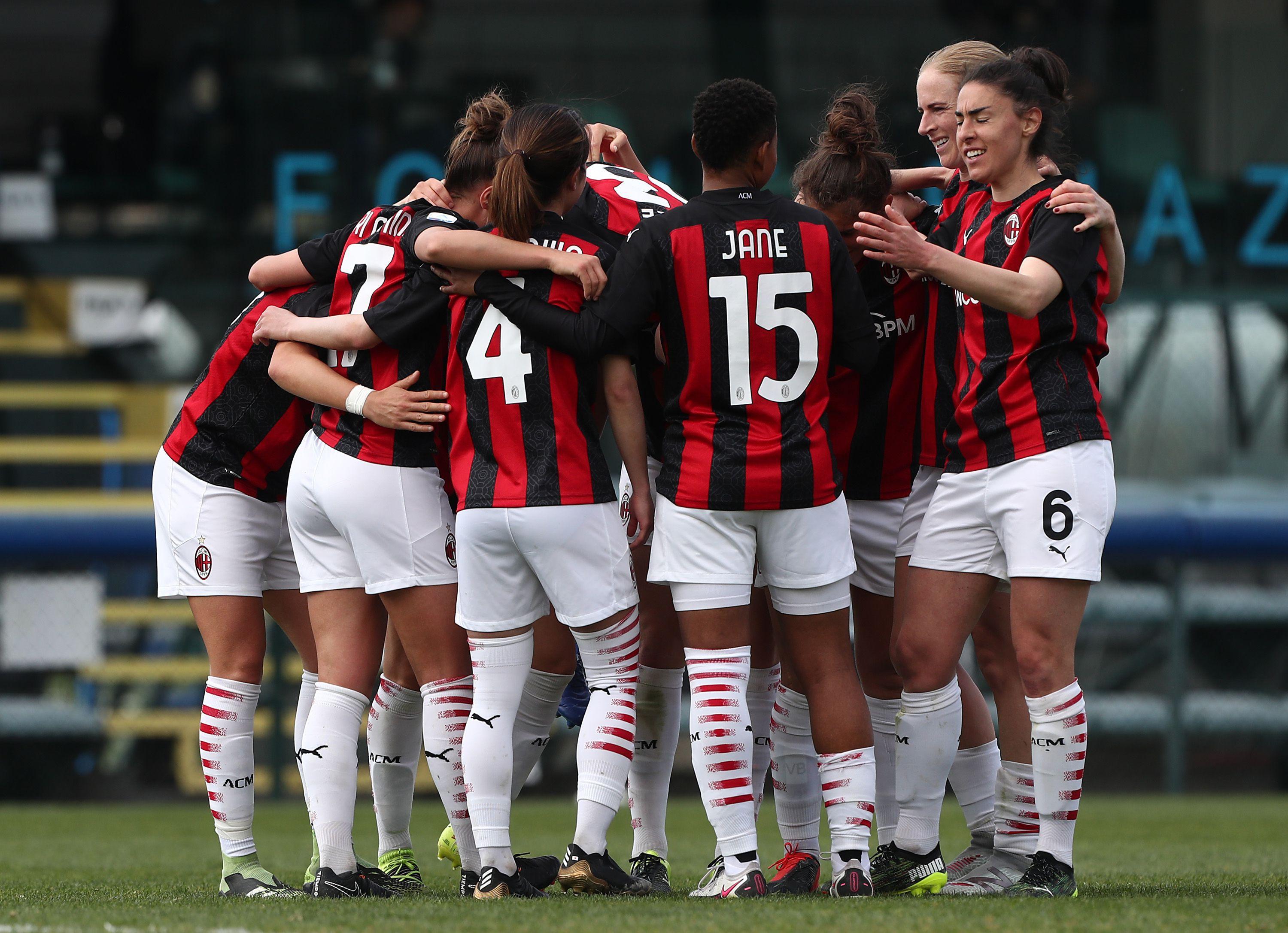 MILAN, ITALY - MARCH 28: Valentina Giacinti of AC Milan celebrates her fourth goal with her team-mates during the Women Serie A match between FC Internazionale and AC Milan at Suning Youth Development Centre in memory of Giacinto Facchetti on March 28, 2021 in Milan, Italy. (Photo by Marco Luzzani/Getty Images)