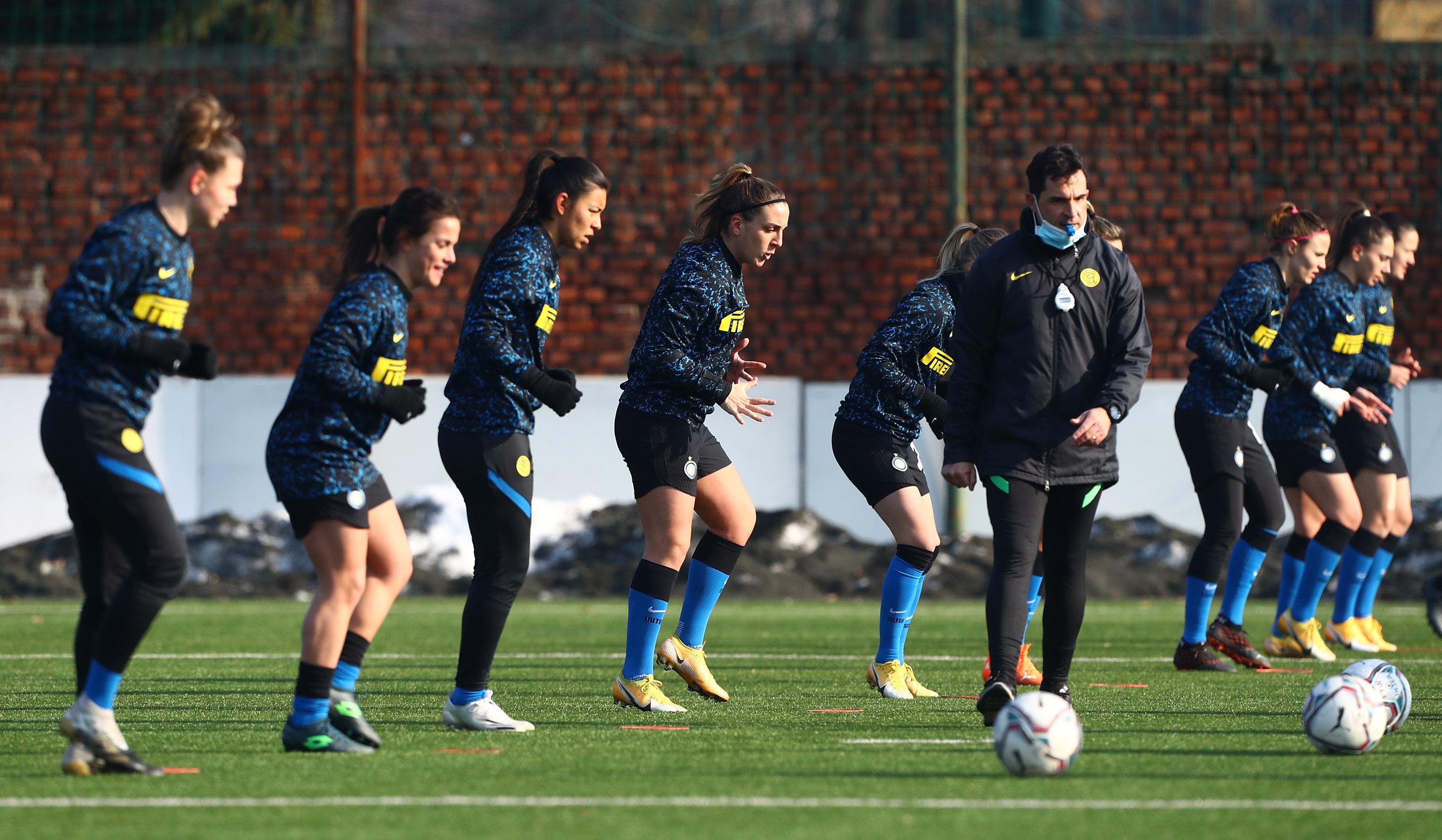 MILAN, ITALY - JANUARY 17: FC Internazionale players during the warm before the Women Serie A match between FC Internazionale and Juventus at Suning Youth Development Centre in memory of Giacinto Facchetti on January 17, 2021 in Milan, Italy. (Photo by Marco Luzzani/Getty Images)