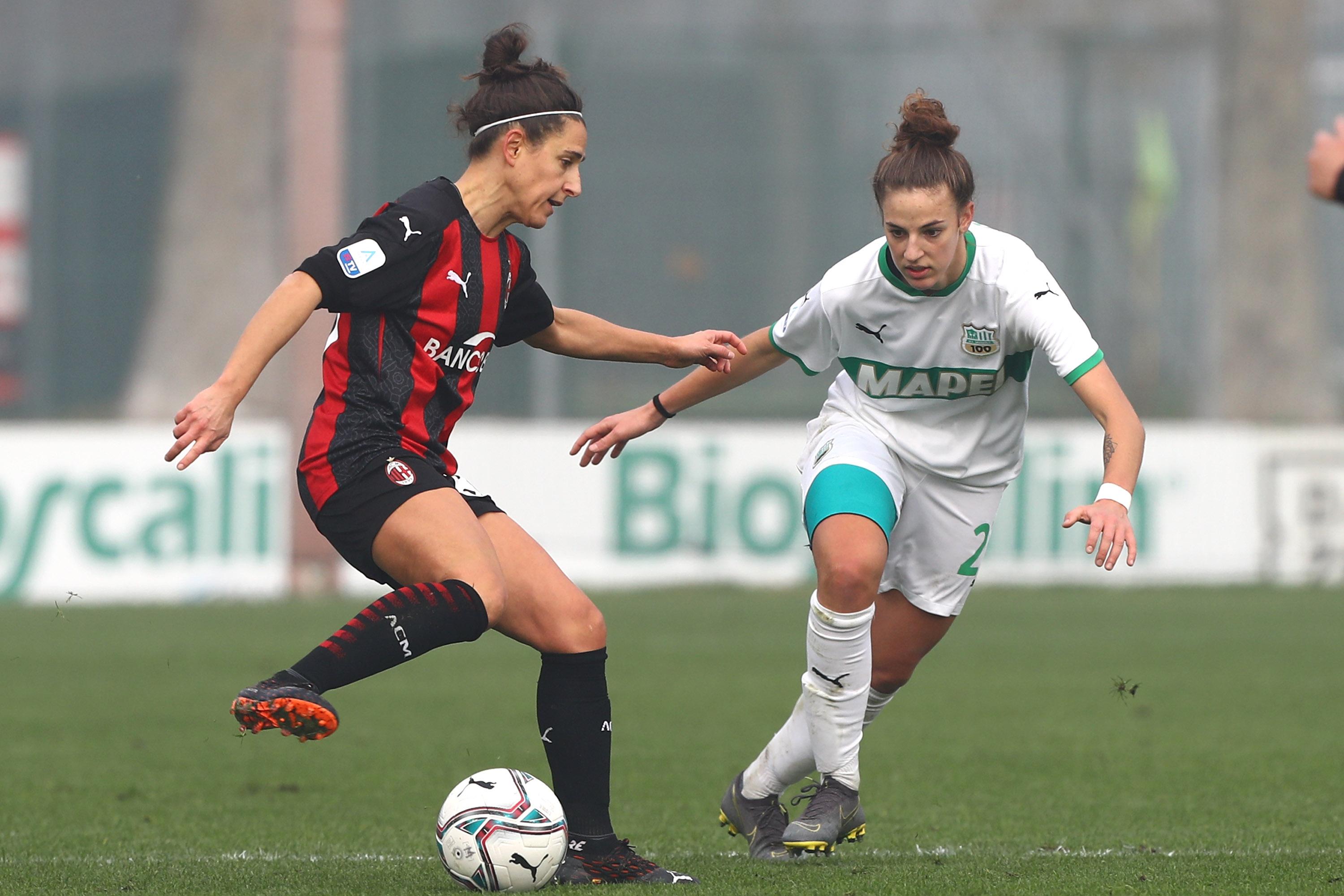 MILAN, ITALY - DECEMBER 13:  Veronica Boquete of AC Milan competes for the ball with Martina Tomaselli of Sassuolo during the Women\\'s Serie A match between AC Milan and Sassuolo on December 13, 2020 in Milan, Italy.  (Photo by Marco Luzzani/Getty Images) *** Local Caption *** Veronica Boquete; Martina Tomaselli