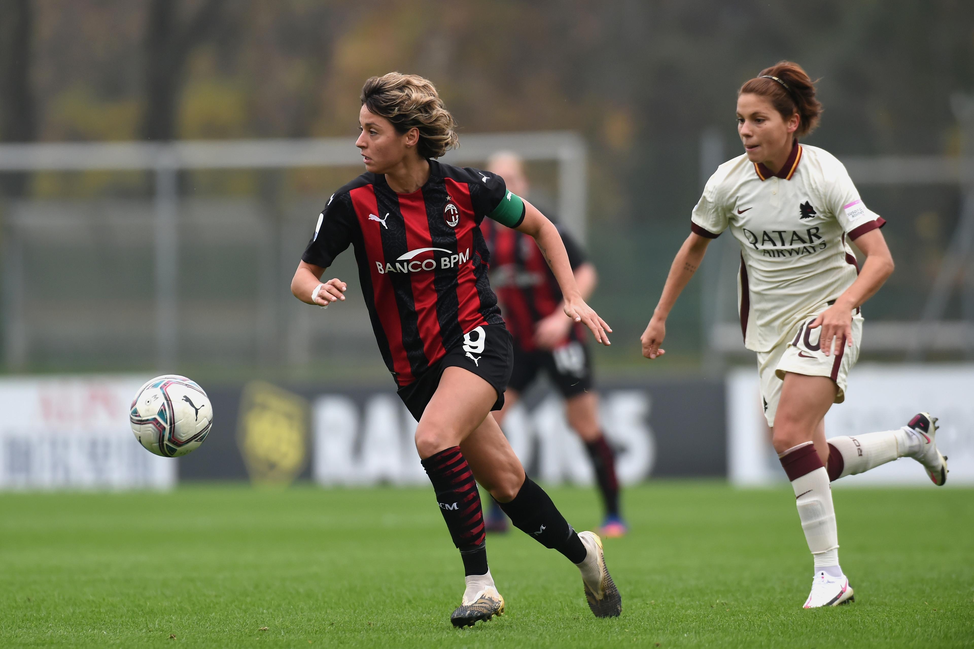 MILAN, ITALY - NOVEMBER 15: (R-L) Manuela Giugliano of AS Roma competes for the ball with Valentina Giacinti of AC Milan Women during the Women Serie A match between AC Milan v AS Roma at Sport Center Vismara on November 15, 2020 in Milan, Italy. (Photo by Pier Marco Tacca/Getty Images) *** Local Caption *** Valentina Giacinti; Manuela Giugliano