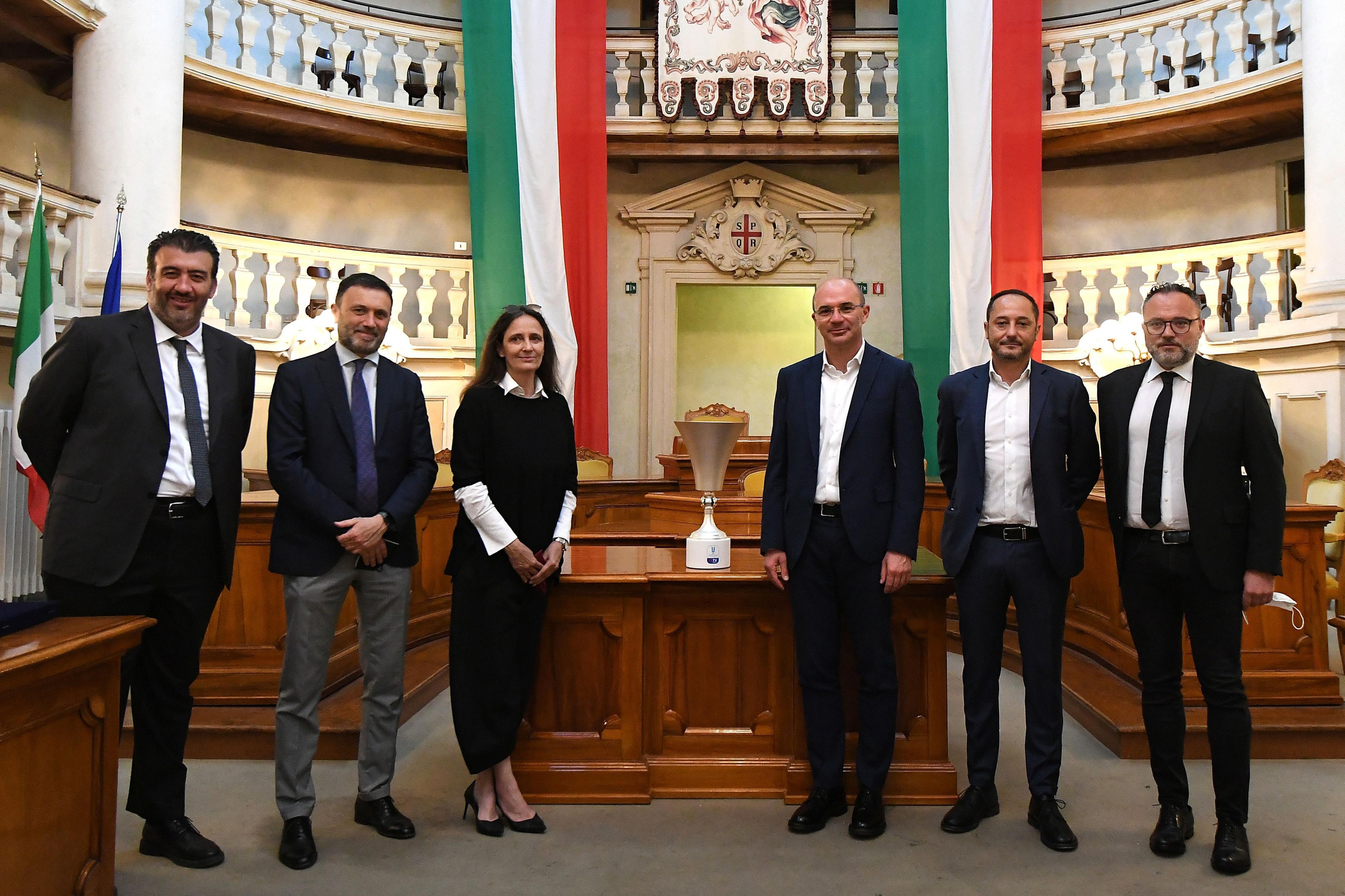Reggio Emilia è pronta per la finale: il trofeo esposto nella Sala del Tricolore. Mantovani: \"Ringraziamo la città\"