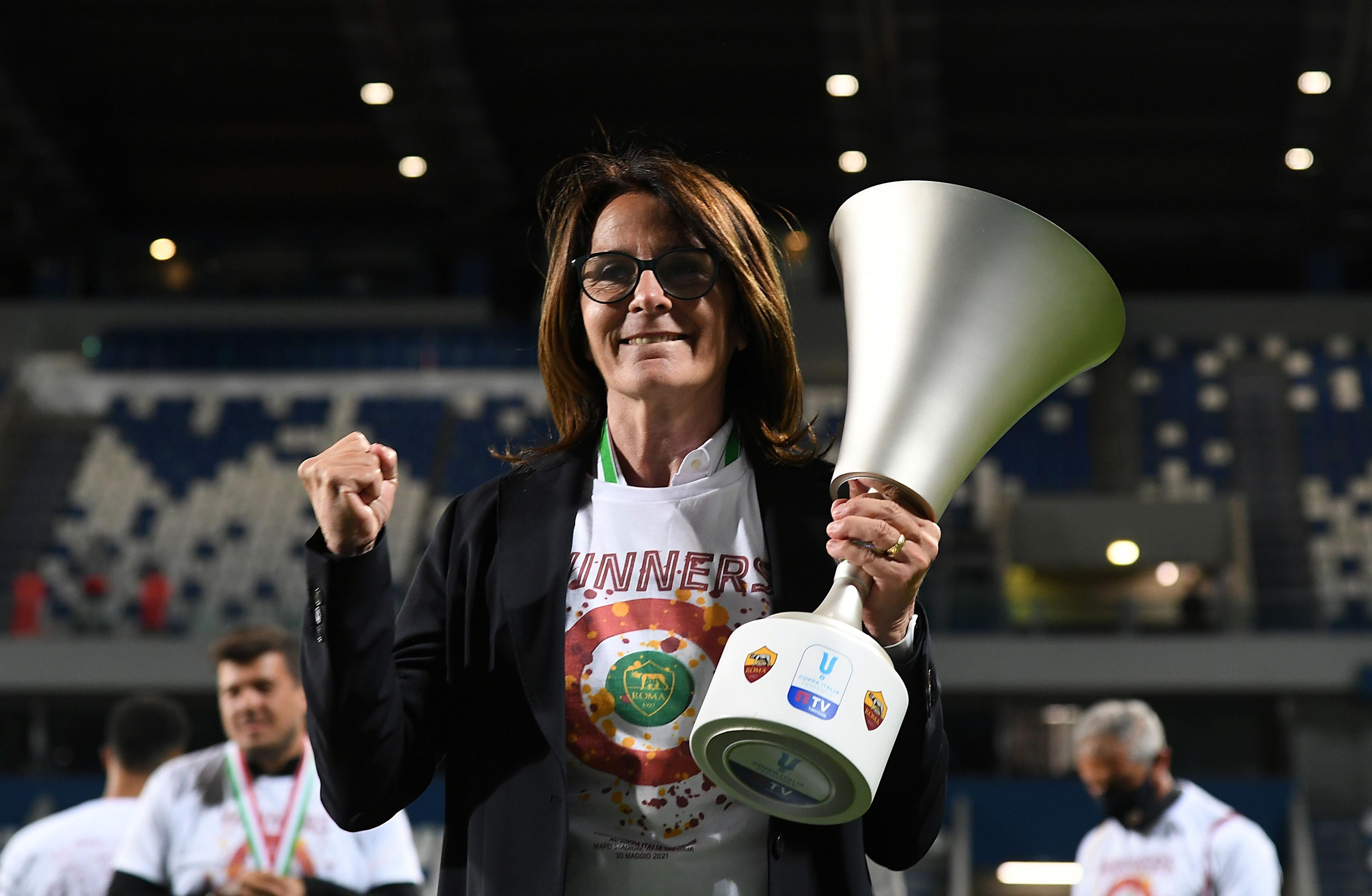 REGGIO NELL'EMILIA, ITALY - MAY 30: Elisabetta Bavagnoli head coach of AS Roma withnthe trophy during the TIMVISION Women Cup Final match between AC Milan and AS Roma Women at Mapei Stadium-Città del Tricolore on May 30, 2021 in Reggio nell'Emilia, Italy. (Photo by Alessandro Sabattini/Getty Images)