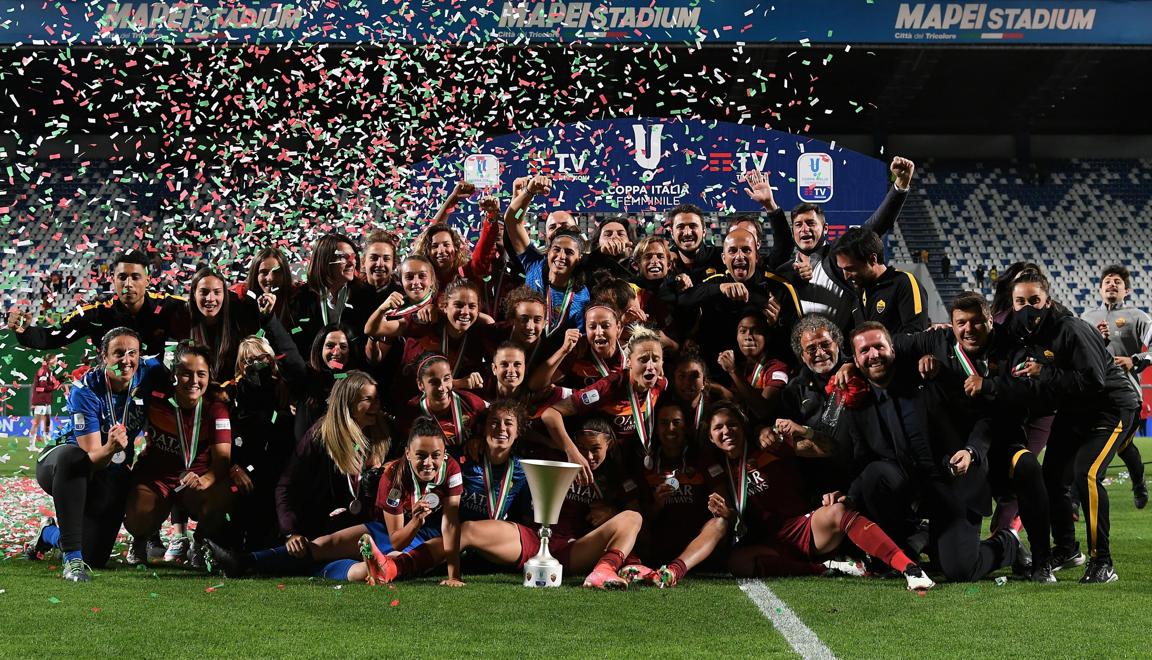 REGGIO NELL'EMILIA, ITALY - MAY 30: AS Roma players celebrate the victory with the trophy during the TIMVISION Women Cup Final match between AC Milan and AS Roma Women at Mapei Stadium-Città del Tricolore on May 30, 2021 in Reggio nell'Emilia, Italy. (Photo by Alessandro Sabattini/Getty Images)