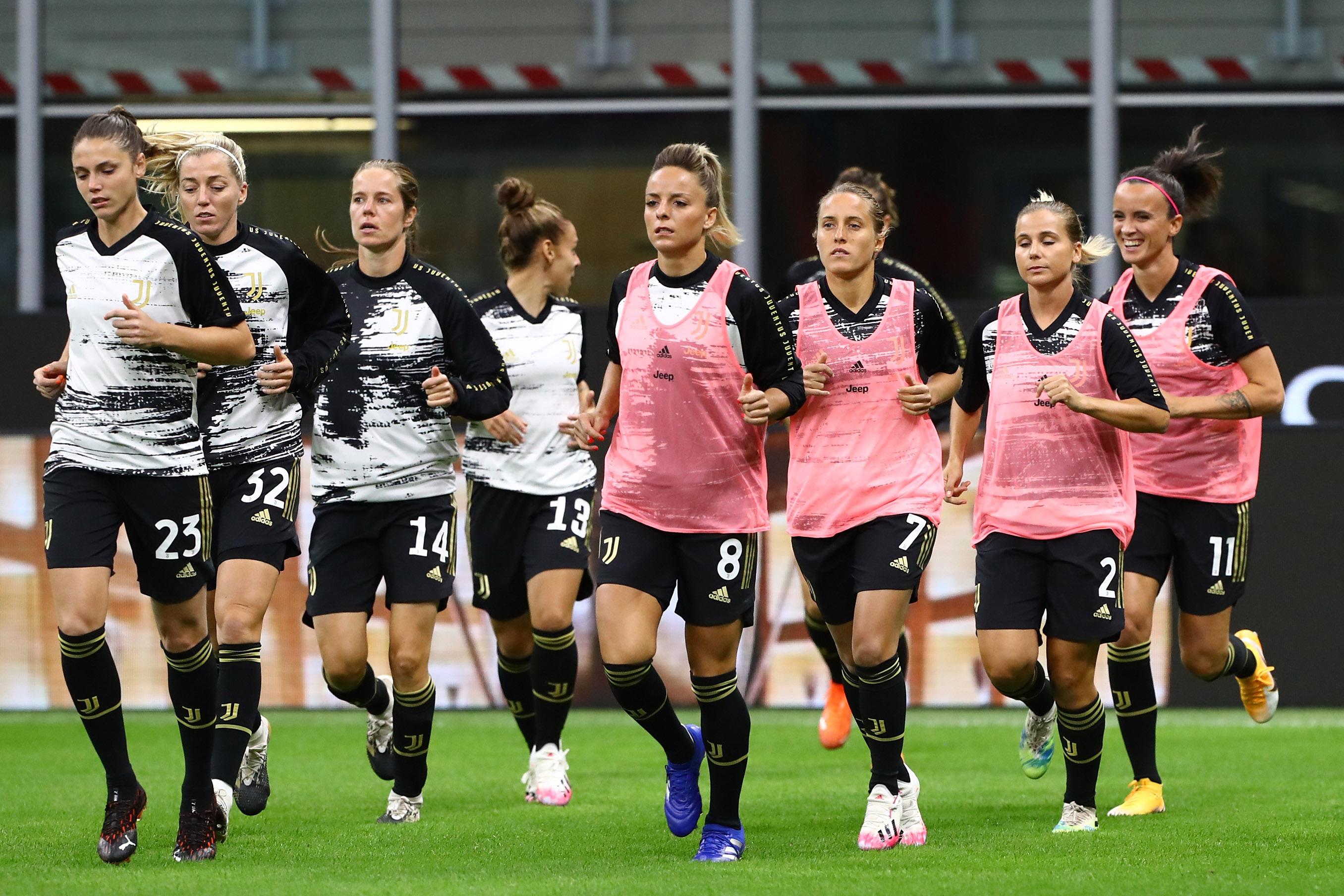 MILAN, ITALY - OCTOBER 05: Juventus players during the warm up prior to the Women Serie A match between AC Milan and Juventus at Stadio Giuseppe Meazza on October 5, 2020 in Milan, Italy. (Photo by Marco Luzzani/Getty Images)