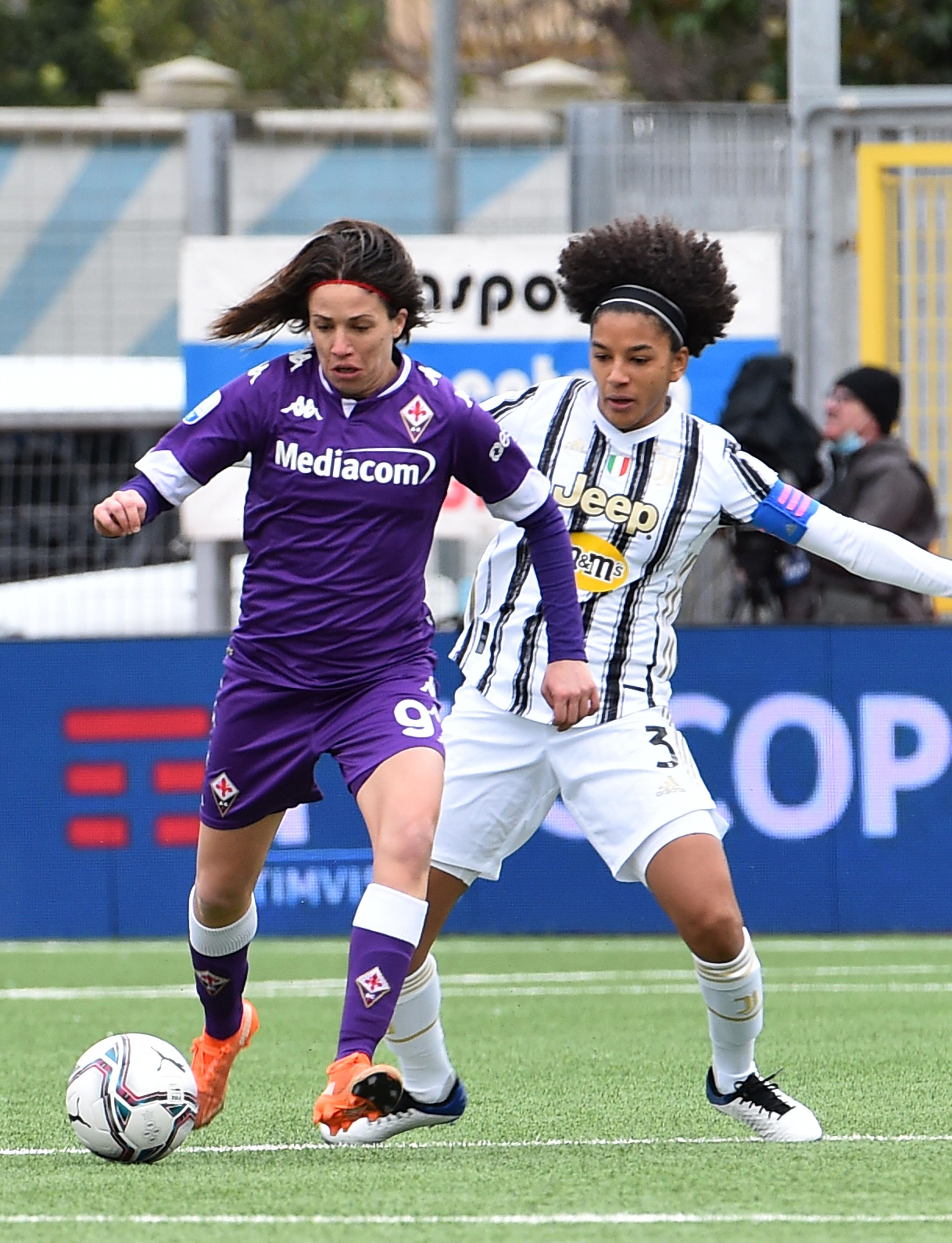 CHIAVARI, ITALY - JANUARY 10: Daniela Sabatino of ACF Fiorentina battle for the ball with Sara Gama of Juventus during the Women's Super Cup Final match between Juventus and ACF Fiorentina at Stadio Comunale on January 10, 2021 in Chiavari, Italy. (Photo by Paolo Rattini/Getty Images)