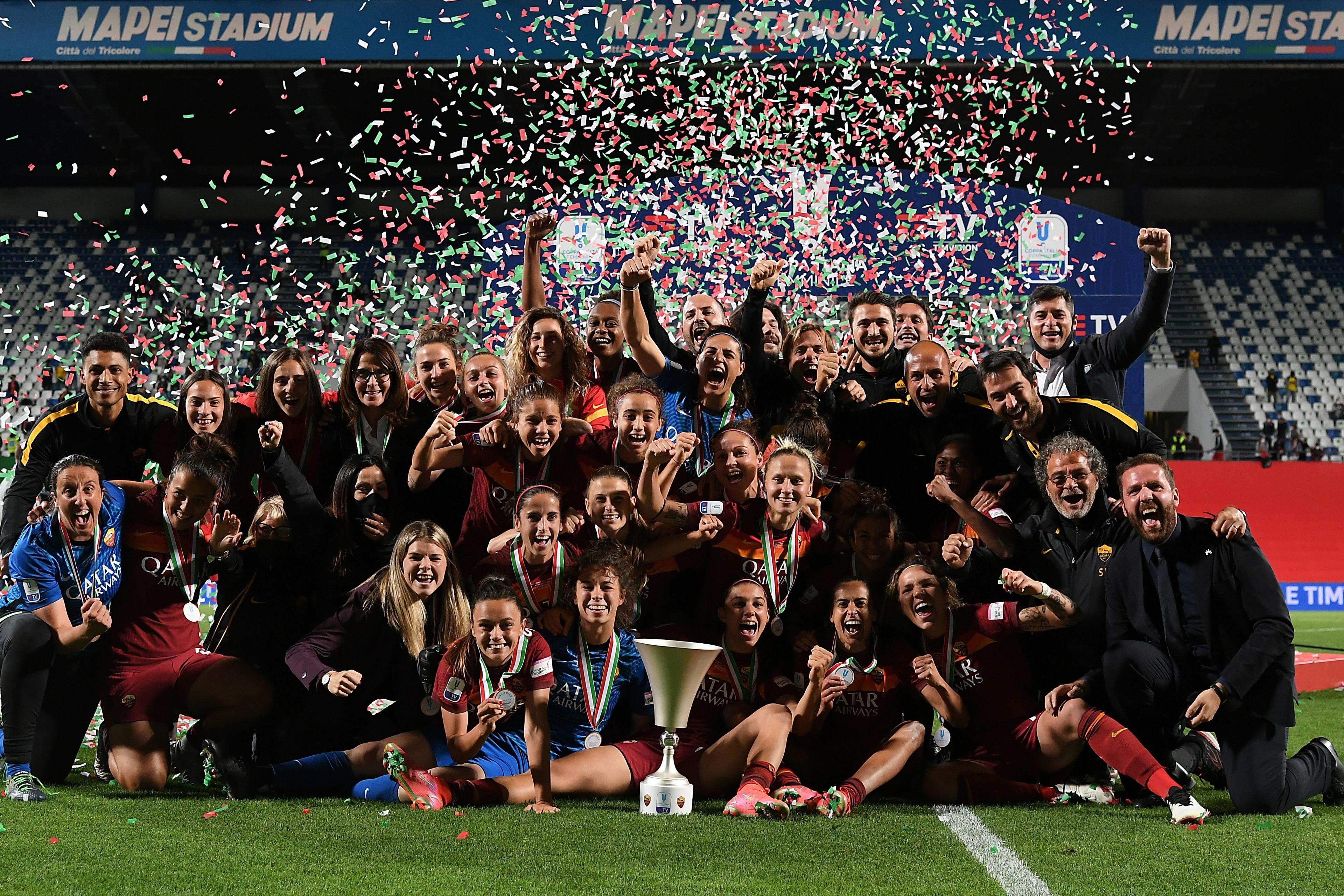 REGGIO NELL\\'EMILIA, ITALY - MAY 30: AS Roma players celebrate the victory with the trophy during the TIMVISION Women Cup Final match between AC Milan and AS Roma Women at Mapei Stadium-Citt\\u00E0 del Tricolore on May 30, 2021 in Reggio nell\\'Emilia, Italy. (Photo by Alessandro Sabattini/Getty Images)